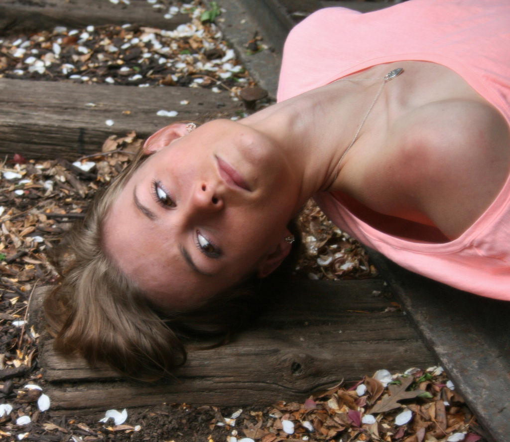 tvář, bílý, model, portrét, oči, bruneta, nohy, venku, šortky, fotografování, vlak, náhrdelník, džíny, modrý, košile, tenký, ráno, hnědý, Denim, Nohy, rty, vlasy, obuv, koňský ohon, nos, stopy, růžový, jaro, Osoba, kůže, stříbrný, oblečení, hlava, spát, Zavřeno, odpočinek, horní, Drákula, země, dlouho, Krásná, železnice, dítě, dívka, krása, sezóna, žena, Pozadí, focení, pod, ruka, dáma, přes, mimo, mladý, focení, tenký, nádherný, půvabný, štíhlý, obraz, krk, blond, bříško, kterým se, spící, rameno, upír, lidských pozice, focení, žaludek, hrdlo, nouze, daisydukes, slečna