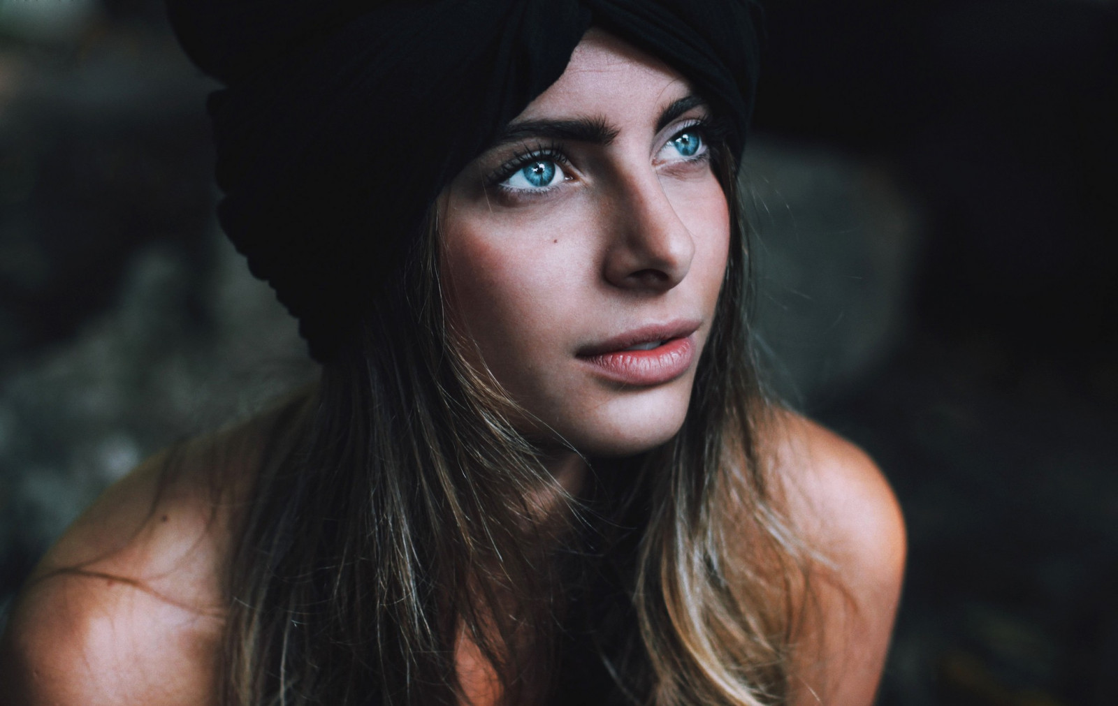 ใบหน้า, ผู้หญิง, โมเดล, แนวตั้ง, มองไป, ดวงตาสีฟ้า, สีน้ำตาล, แว่นตา, การถ่ายภาพ, แฟชั่น, จมูก, คน, ผิวหนัง, หัว, หญิงสาว, ความงาม, ยิ้ม, ตา, ผู้หญิง, ผู้หญิง, ความมืด, การถ่ายภาพบุคคล, การถ่ายภาพ, การแสดงออกทางสีหน้า, ใกล้ชิด