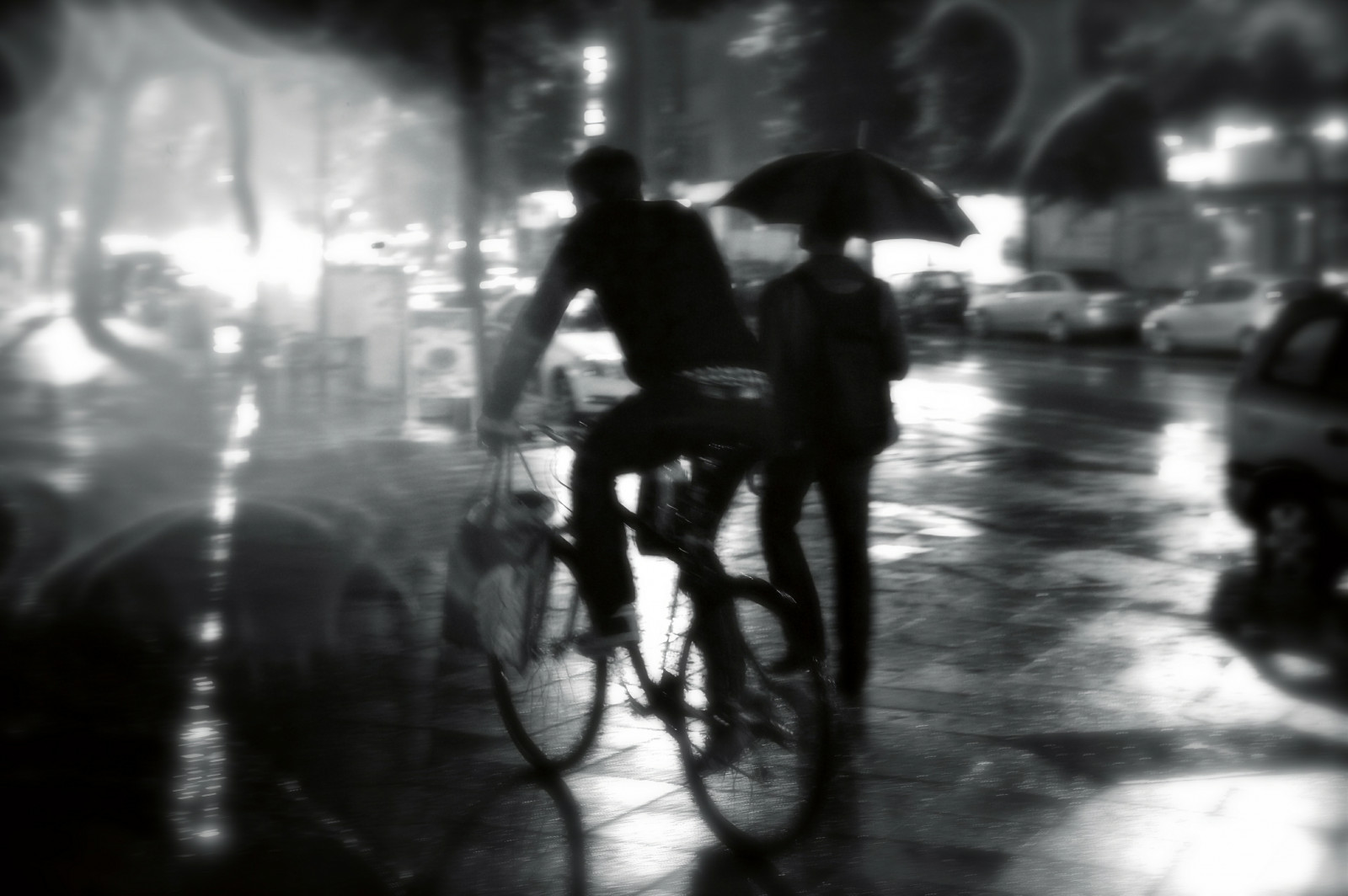 silnice, ulice, světlo, Dovolená, Berlín, cars, mokrý, déšť, počasí, jízdní kolo, noc, kontrast, deštník, Německo, temný, sch neberg, chůze, cyklistika, večer, hnutí, rozmazaný, Evropa, záře, cyklista, tma, chodník, doprava, streetphotography, Rozmazané, Světlomety, vozidla, deštivý, jas, podnebí, europeantrip, citybreak