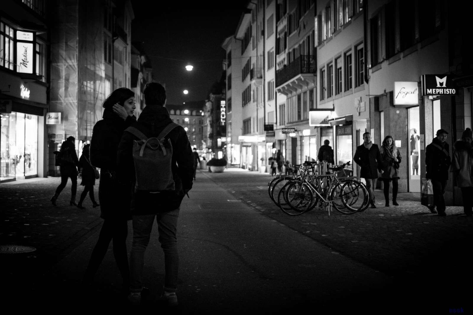 pouliční osvětlení, Černá, černobílý, město, ulice, noc, voda, auto, jízdní kolo, nebe, stín, silnice, fotografování, vesnice, večer, Švýcarsko, metropole, půlnoc, Zurich, infrastruktura, pěší, světlo, scéna, strom, centrum, tělesné, styl, fotografie, fuji, tma, SW, dav, Schweiz, momentka, rekreace, pruh, suisse, urban area, Černý a bílý, monochromatické fotografování, Film noir, svítidlo, fujixpro2, kurtessler, svizzeria, zurrigo, birdseegull