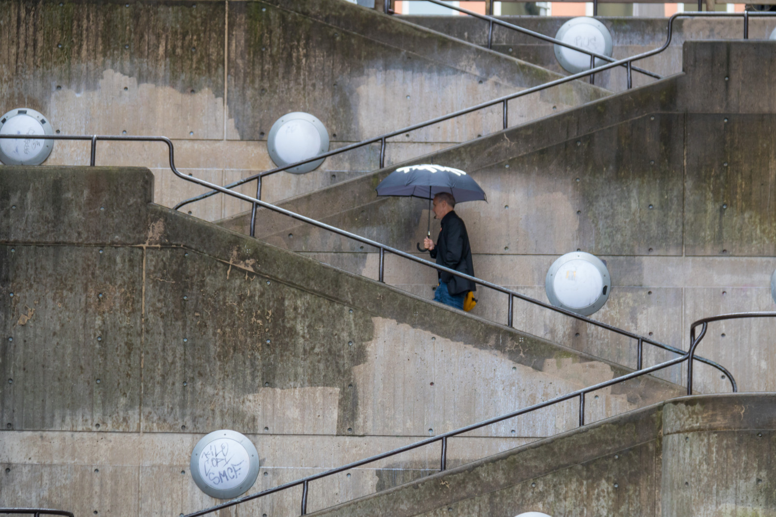 lidé, stěna, deštník, fotograf, Stockholm, schody, metro, beton, infrastruktura, UMĚNÍ, muž, exif modelu canoneos760d, geocountry, Kamera aby kánon, geocity, Model fotoaparátu canoneos760d, geostate, geolocation, EXIF čočka efs18200mmf3556is, EXIF otvor 56, exif aby kánon, EXIF isospeed 320, Trappa, fotograf, exif focallength 100mm, attackfoto, attackfoto7, urban area, vodní