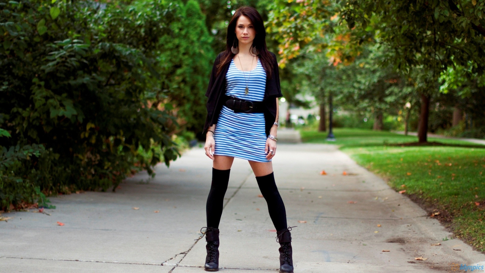 ženy venku, ženy, model, bruneta, městský, park, náhrdelník, šaty, bunda, punčochy, móda, punčocháče, pruhy, jaro, jogging, Megan Lyn, oblečení, krása, noha, obuv, focení, svrchní oděvy