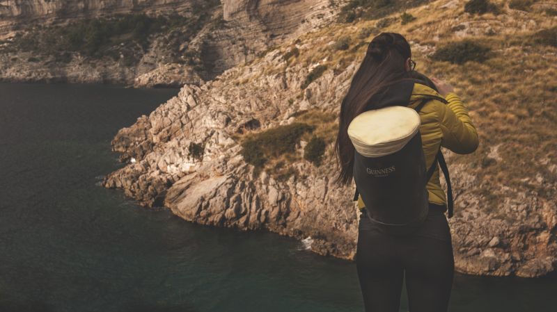femei, par lung, brunetă, mare, stâncă, natură femei, par lung, brunetă, mare, stâncă, natură