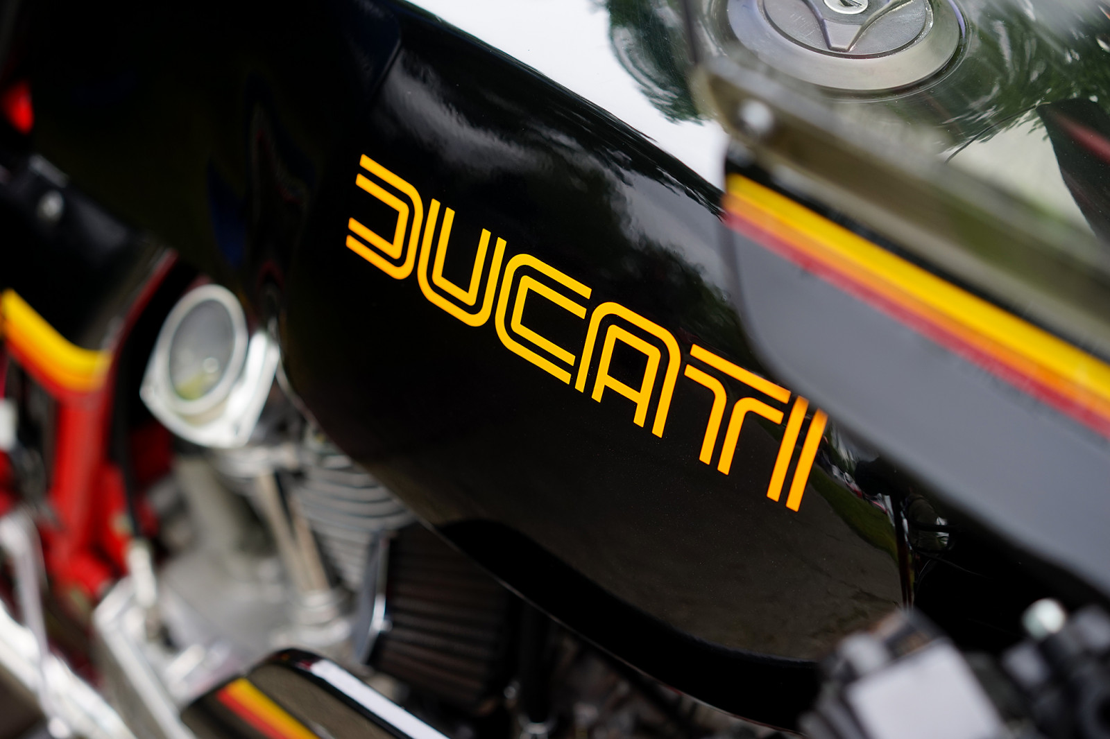 rosso, arancia, Canada, nero, dettaglio, bicicletta, giallo, zeiss, logo, italiano, avanti Cristo, carro armato, British Columbia, vibrante, vivido, motocicletta, motociclo, North Vancouver, copione, Ducati, frammento, waterfrontpark, shallowdepthoffield, 2016, 55mmf18, italianfrenchcarbikefestival, sonyalphaa7, zeisssonnartfe55mmf18za, milles2, ducatimilles2