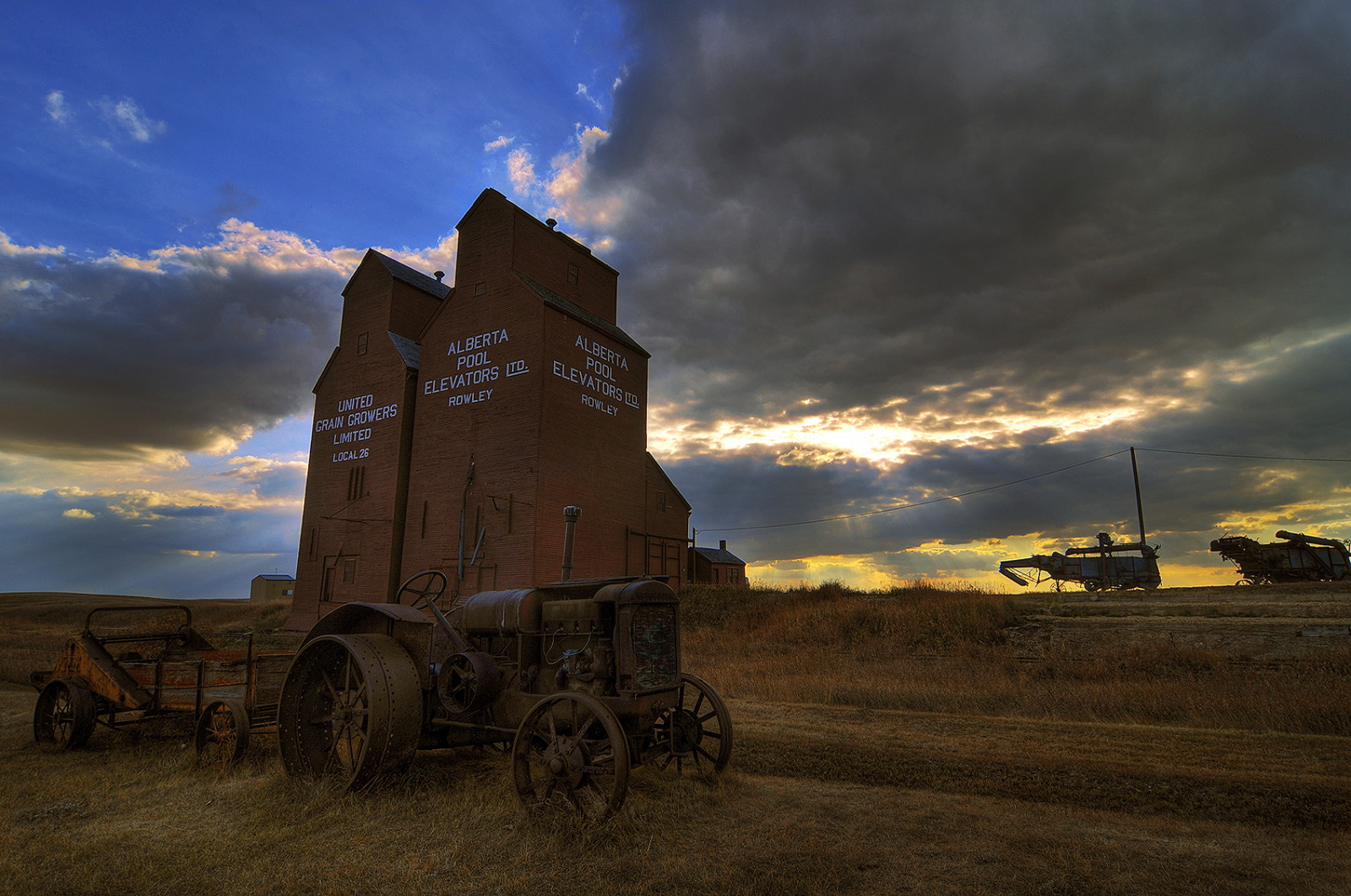 západ slunce, traktor, mraky, krajina, Nikon, scenérie, antický, scénický, Tokina, Alberta, město duchů, prérie, oblaky, grainelevator, Rowley, 1224, manurespreader, Mlátit, D300S