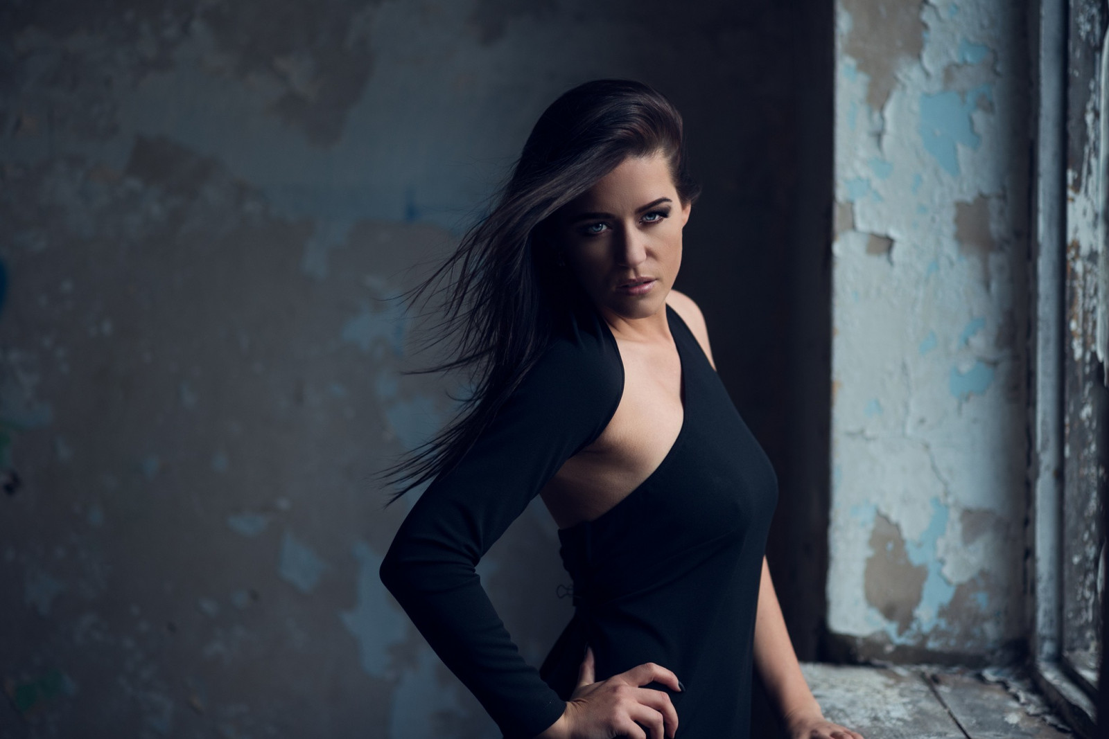 tvář, ženy, model, portrét, černé šaty, modré oči, bruneta, sedící, fotografování, šaty, modrý, móda, žádná podprsenka, emoce, úpadkem, dívka, krása, oko, žena, fotografie, tma, portrétní fotografie, focení, umění model