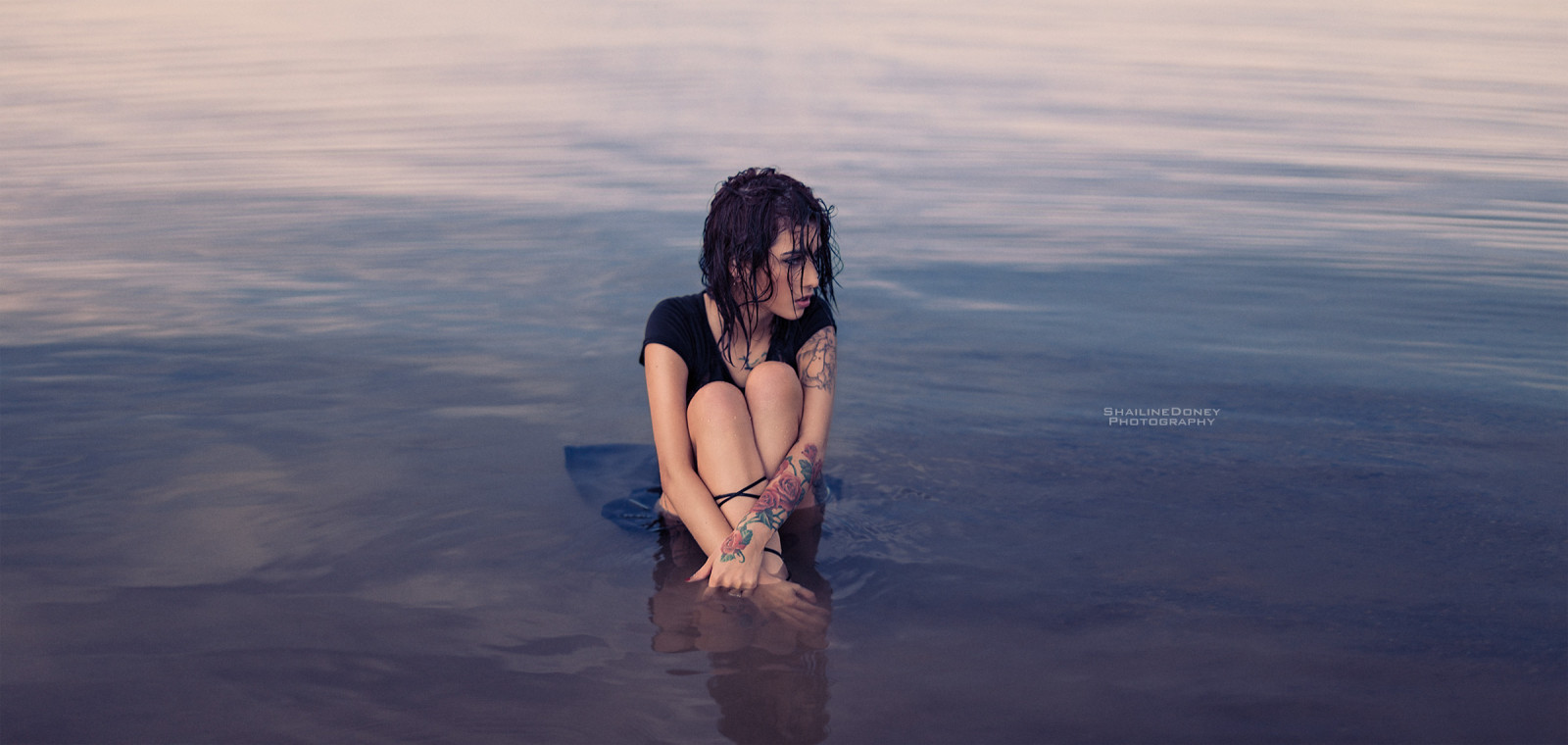 slunečnímu záření, lidé, model, západ slunce, moře, voda, odraz, nebe, nohy, fotografování, pláž, uklidnit, Kánon, rty, móda, vlasy, horizont, mokrý, kůže, Apollo, Tulák, dovolená, mrak, Krásná, rozkošný, dívka, oceán, vlna, zábava, sen, sexy, tetování, klasický, canon6d, hnědé oči, napuštěné, Westcott, přemýšlel, sexywomen, westcottapollo, inkedgirl, blackrapidrs7, boundbyink, shailinedoneyphotography, shailinedoneyphoto, erinneel, černé šaty, topazlabs, Alienskin, tělo z vody, portriature, Mokré vlasy, Lowepro, tattoomodel, paulcbuff, canon50mm14, topazlabsdetail3, podmanivý, alienskinexposure6, topazlabsclean3, chestpiece, postfalls