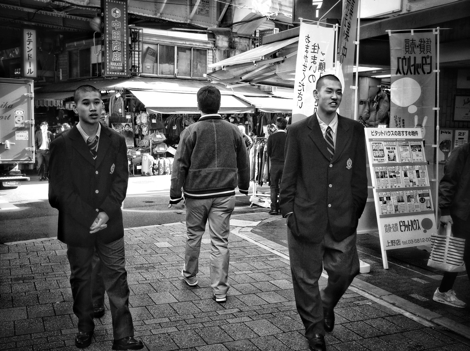 Japonsko, lidé, bílý, Černá, černobílý, ulice, silnice, fotografování, Tokio, infrastruktura, muž, fotografie, streetphotography, dav, ricohgr, momentka, faisalaljunied, Černý a bílý, monochromatické fotografování, Film noir, Blackandwhitestreet