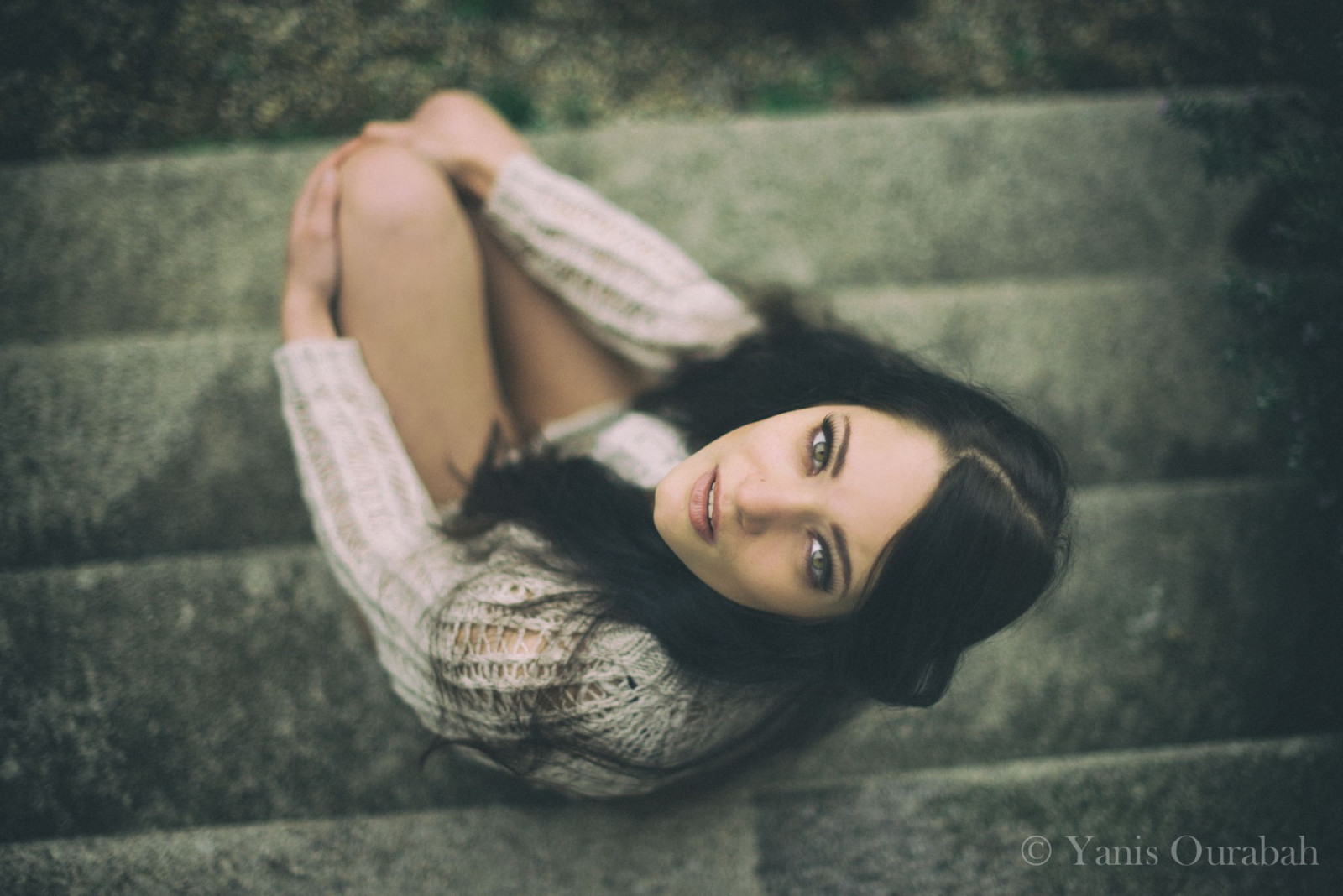 cara, negro, mujer, modelo, retrato, morena, amor, ojos verdes, sentado, fotografía, Cabello negro, Ropa blanca, emoción, Persona, piel, niño, niña, belleza, sonreír, mujer, mano, dama, fotografía, imagen, Posiciones humanas, Fotografía de retrato, Sesión de fotos, Interacción