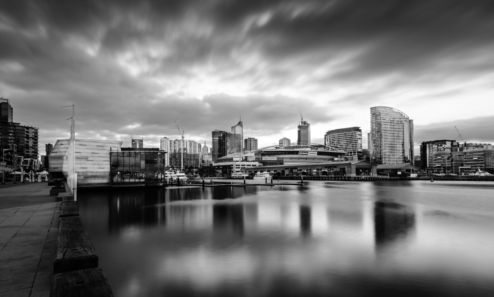 město, longexposure, ráno, nebe, Černý a bílý, odraz, budova, voda, panoráma, mraky, Kánon, budovy, odrazy, fotografování, březen, fotografie, Černá bílá, měkký, panoráma města, stadión, Austrálie, Melbourne, Victoria, fotografie, docklands, cityview, 6d, 24105 mm, melbournearchitecture