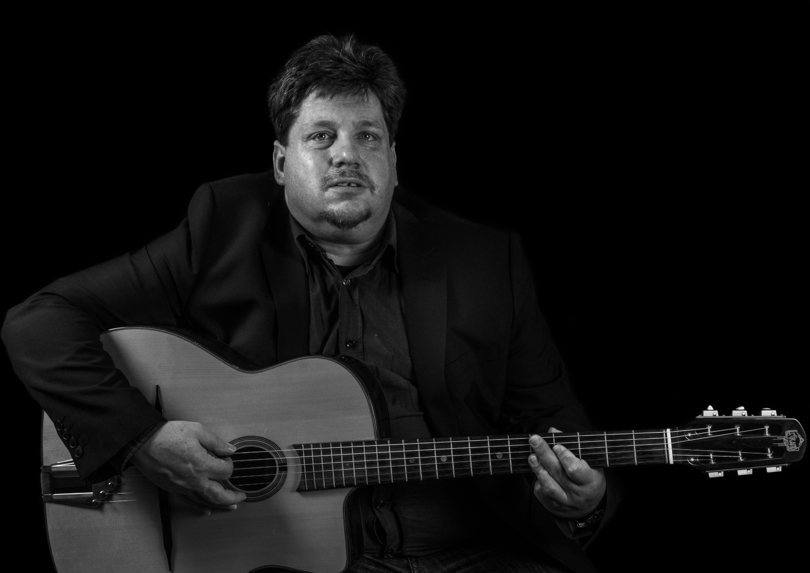 sort, monokrom, portræt, guitar, musikinstrument, fotografering, Virtuos, musik, sanger, Gentleman, musiker, mikrofon, jazz, Musik kunstner, lyd, Lightroom, guitarist, elektrisk guitar, popmusik, sang, Mono, lowkey, sort hvid, instrument, ydeevne, musik, selfie, mørke, Dorr, selvportræt, nikond750, monochrom, schwarzweis, sort og hvid, monokrom fotografering, plukket streng instrumenter, strengeinstrument, bassist, sanger og sangskriver, basguitar, akustisk guitar, musikinstrument, slide guitar, dietmarschwanitz, Cuatro, selbstportrait, akustisk elektrisk guitar, sangskriver, Sirui, komponist, Legrand, jazz guitarist, Gitarre, nikonafsnikkor24120mmf40ged, Musikinstrument, macaferri, selmerstyle, gypsyswing, jazz guitar, musical instrument accessory, string instrument accessory, session musician, guitar accessory