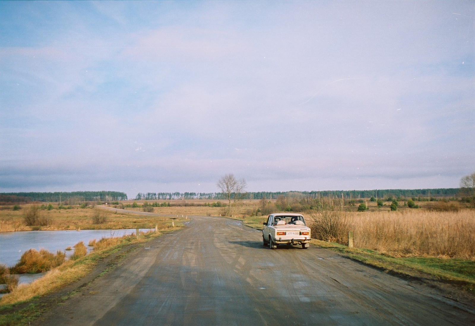 strada, cielo, auto, trasporto, viaggio su strada, orizzonte, infrastruttura, pianura, prateria, prateria, area rurale, autostrada, campo, ecoregione, nube, mattina, albero, asfalto, veicolo, steppa, paesaggio, corsia, strada sterrata, collina, manto stradale, pianta, savana, erba, auto di famiglia, terreno, auto compatta