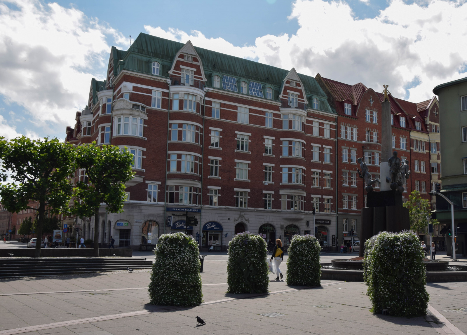 città, strada, paesaggio urbano, architettura, cielo, strada, nuvole, Turismo, cittadina, estate, Svezia, la piazza cittadina, tenuta, centro, moln, byggnader, Triangeln, Malmo, bl himmel, g gata, plaza, punto di riferimento, facciata, area urbana, insediamento umano, Quartiere, Zona residenziale, tour