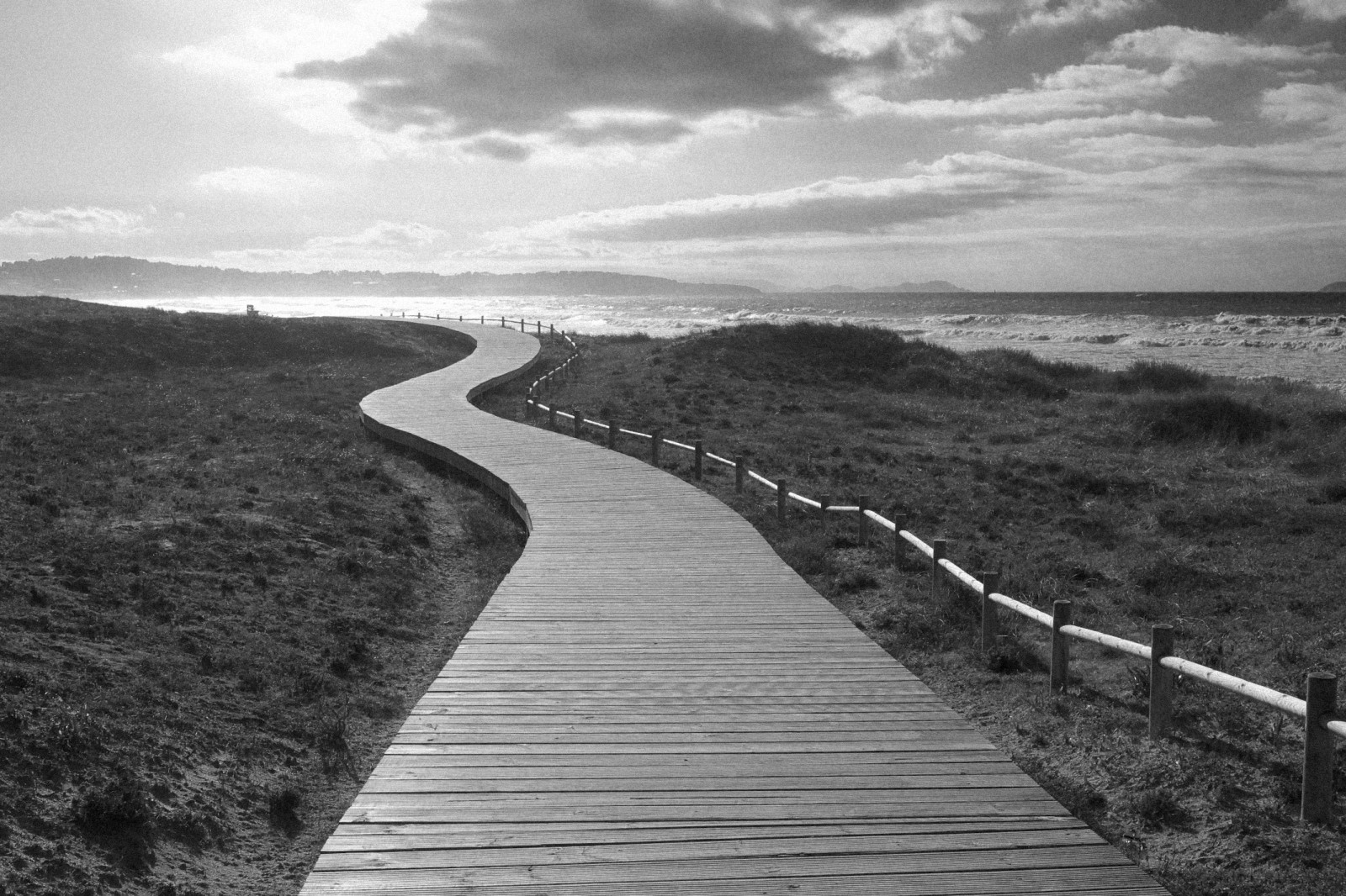 krajina, černobílý, moře, voda, Příroda, pobřeží, tráva, nebe, silnice, fotografování, pláž, uklidnit, večer, pobřeží, Španělsko, horizont, atmosféra, dok, cesta, chodník, Galicia, Panasonic, mokřadní, mrak, strom, tělesné, oceán, naturaleza, paisaje, playa, dřevěný, čára, lumix, 20mm, microfourthirds, paseo, espana, Černý a bílý, monochromatické fotografování, meteorologický jev, vlnolam, povrch vozovky, GX1, F17, pantalan, Praiadalanzada, stock photography, fixed link