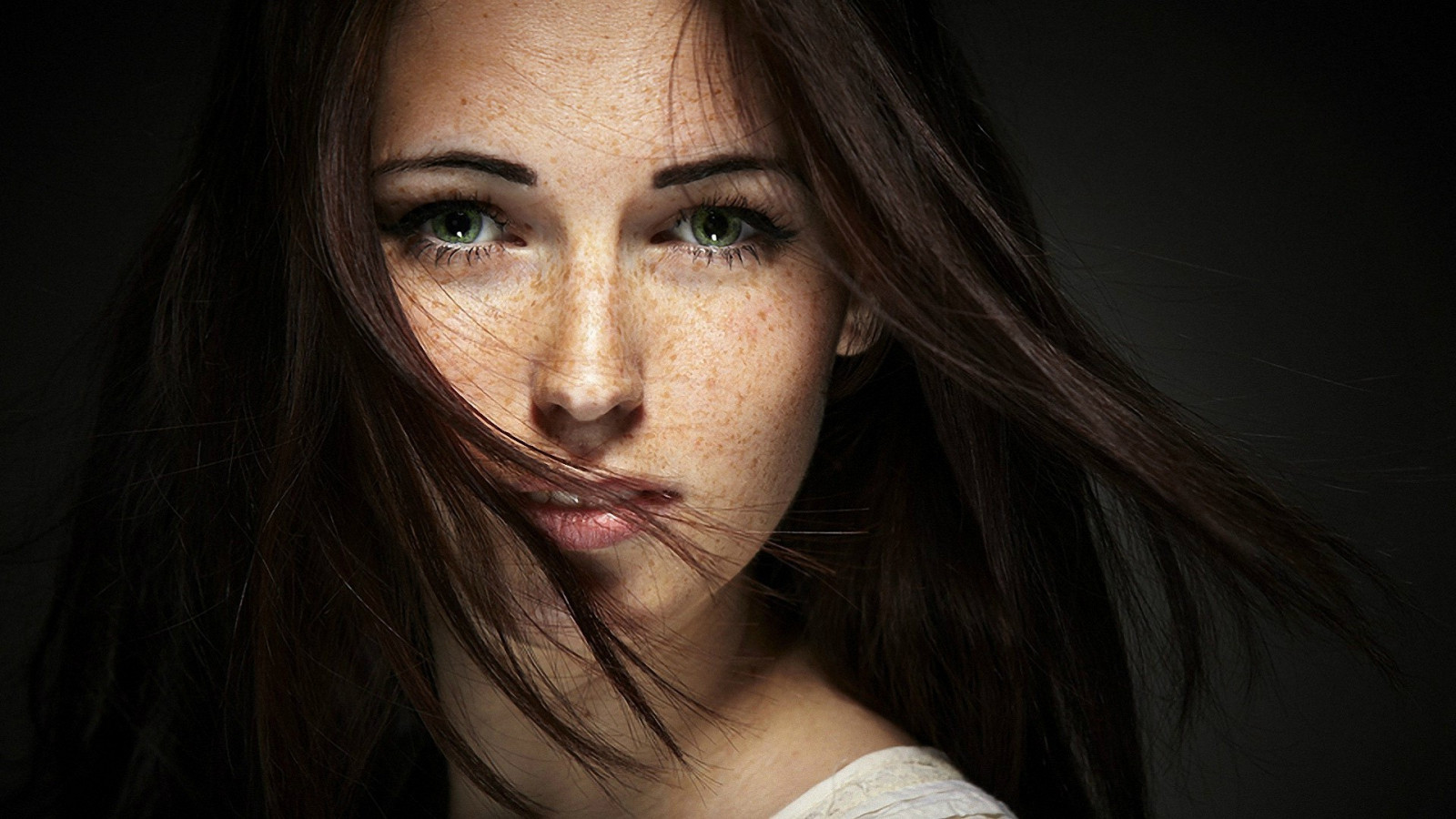 viso, donne, modello, ritratto, occhi, capelli lunghi, brunetta, occhi verdi, fotografia, capelli neri, lentiggini, moda, capelli, naso, emozione, Persona, pelle, capo, ragazza, bellezza, occhio, donna, oscurità, 1920x1080 px, fotografia di ritratto, servizio fotografico, capelli castani, arte modello, corpo umano, organo, avvicinamento