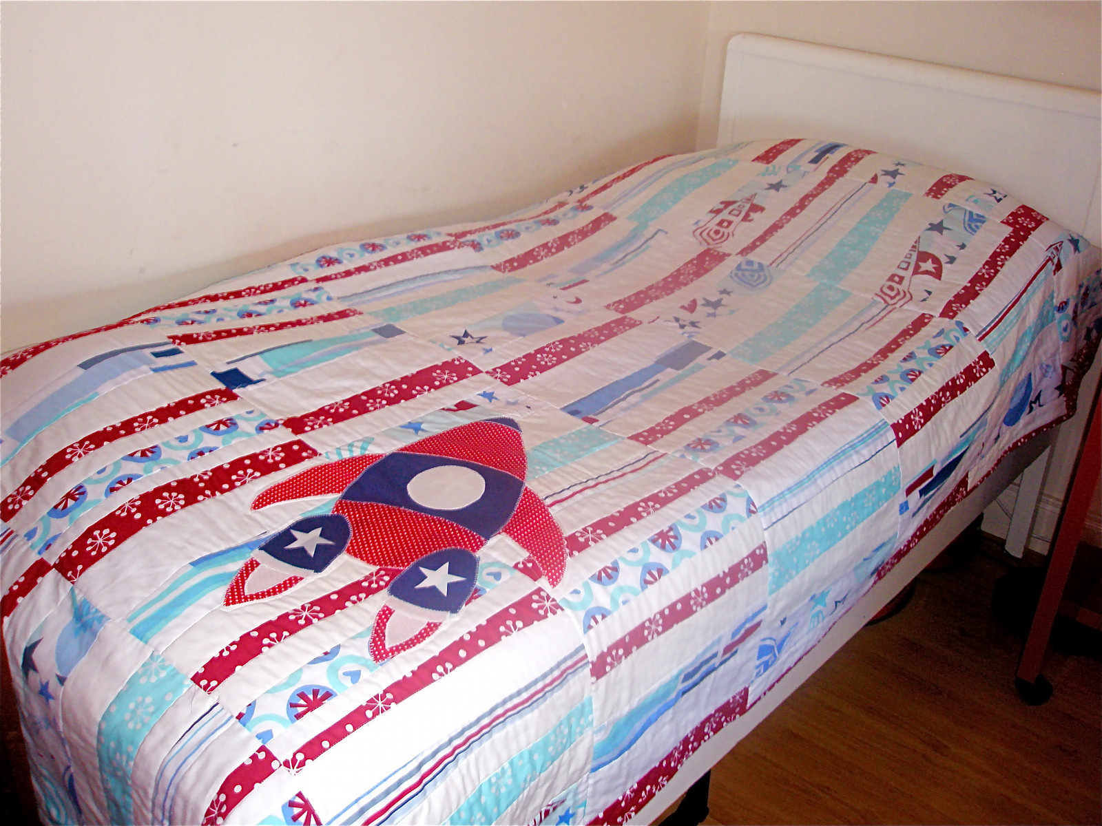 deka, ruční, šití, prostor, řemeslo, prošívání, raketa, slátanina, Imadeitmyself, Denyseschmidt, Denyseschmidtquilts, Modernquilt, Tisk, Hopskipajump, Dvayoungstreet, Dvayoungst, Denyseschmidtquilts30colorfulquiltandpatchworkpatterns, Rocketfabric, Swedeheart, Littleswedeheart