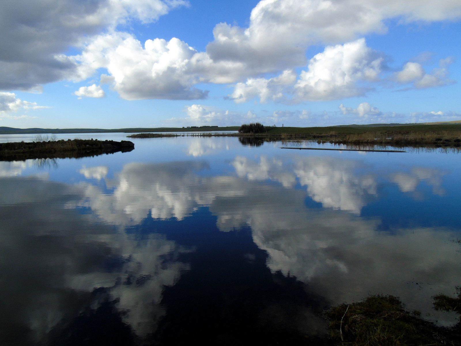 slunečnímu záření, krajina, moře, záliv, jezero, voda, Příroda, odraz, nebe, mraky, Skotsko, svítání, modrý, večer, ráno, pobřeží, řeka, horizont, Sony, atmosféra, ostrov, soumrak, mrak, Krásná, scenérie, hora, ještě pořád, svítání, barva, nádrž, jezero, atmosférický jev, Atmosféra Země, meteorologický jev, Orkneje