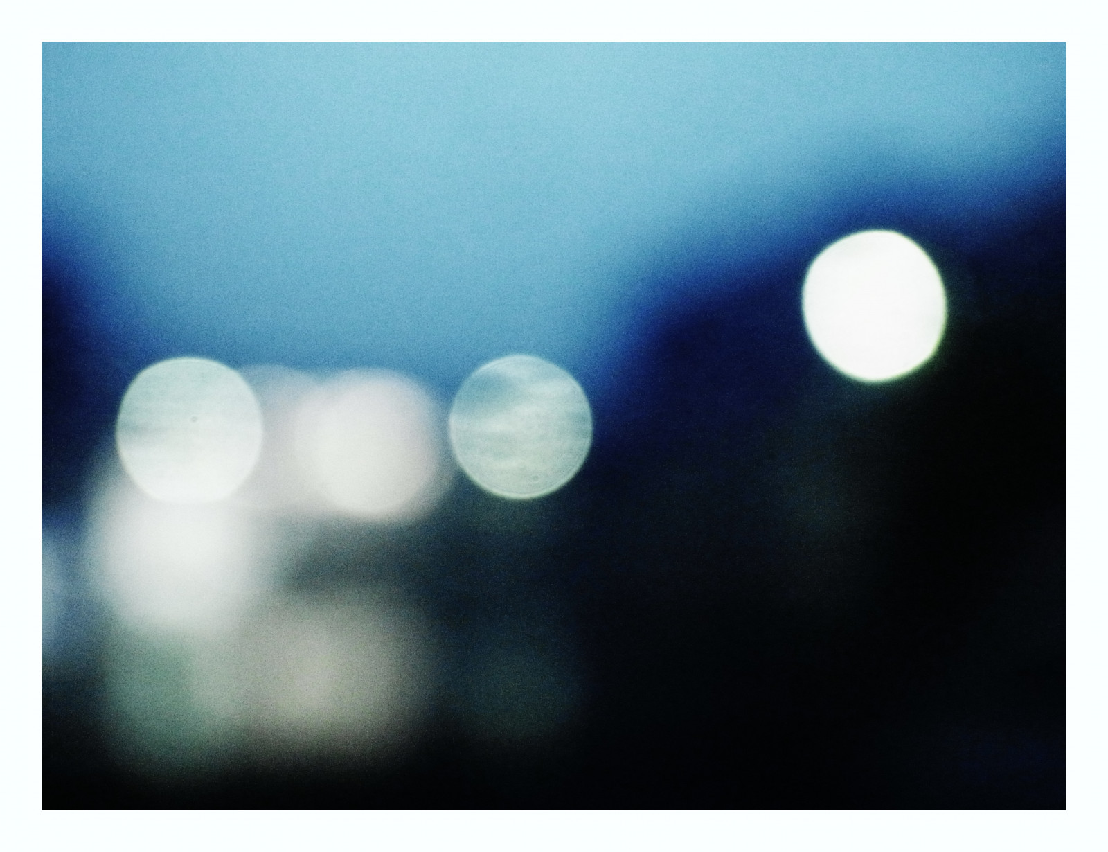 světla, ulice, auto, odraz, déšť, kruh, odlesk objektivu, bokeh, Bělidlo, světlo, pouliční osvětlení, rozmazat, cars, tvar, barvy, domů, ricoh, bleachbypass, streetshot, GRD, seba0815, pouliční lampa, ricohgriv, grdiv