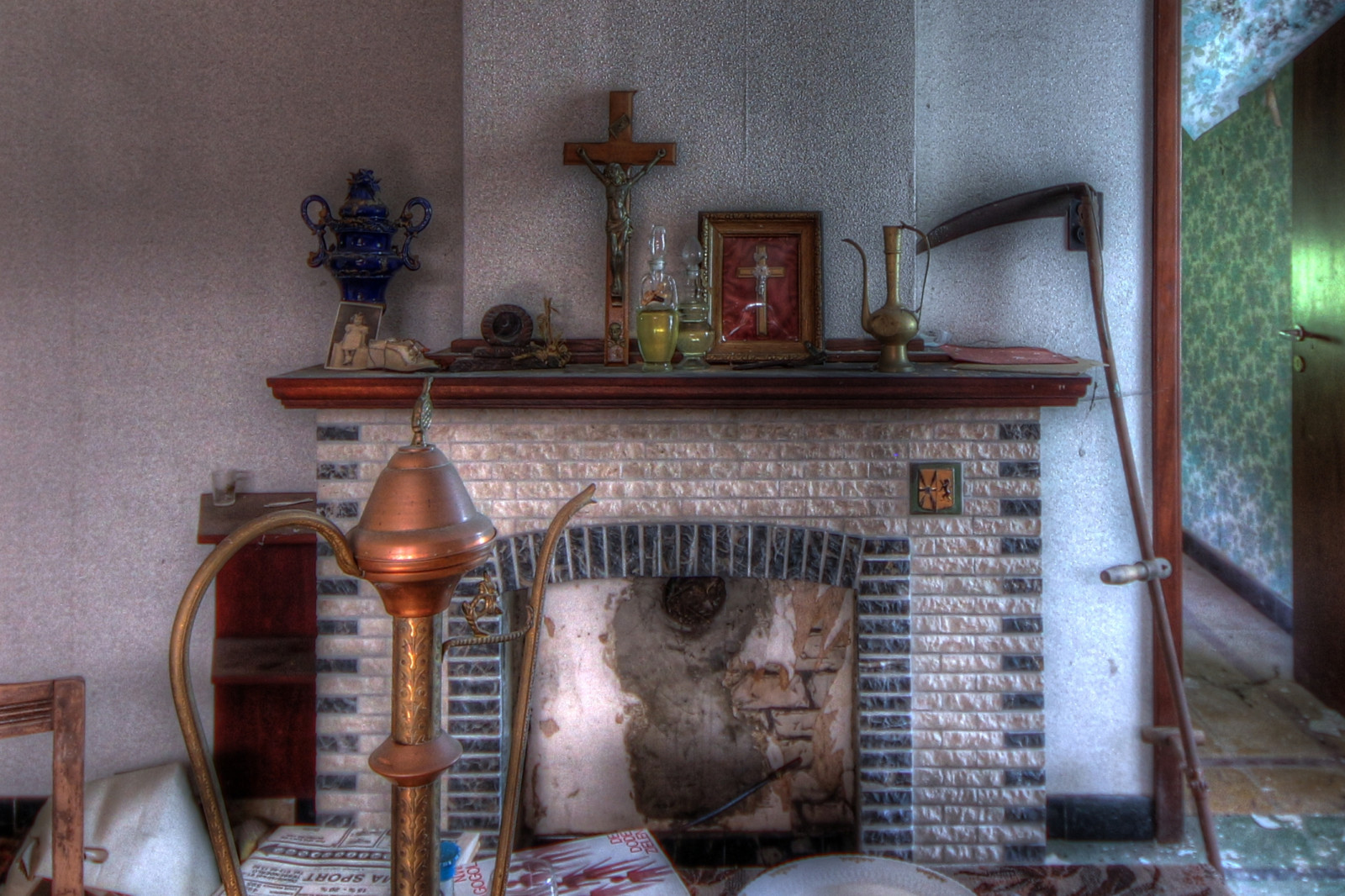 faux, croix, přejít, Kreuz, krucifix, Cheminee, krb, urbex, městský, průzkum, urban exploration, urbanrequiem, Verlaten, verlassen, Opustit, opuštěný, Ztracený, starý, rozklad, opuštěný, HDR, 600D, 816, sigma, Belgique, belgie, Belgie, haus, Dům, huis, maison, Petrus, Pierre, Maisonpierre