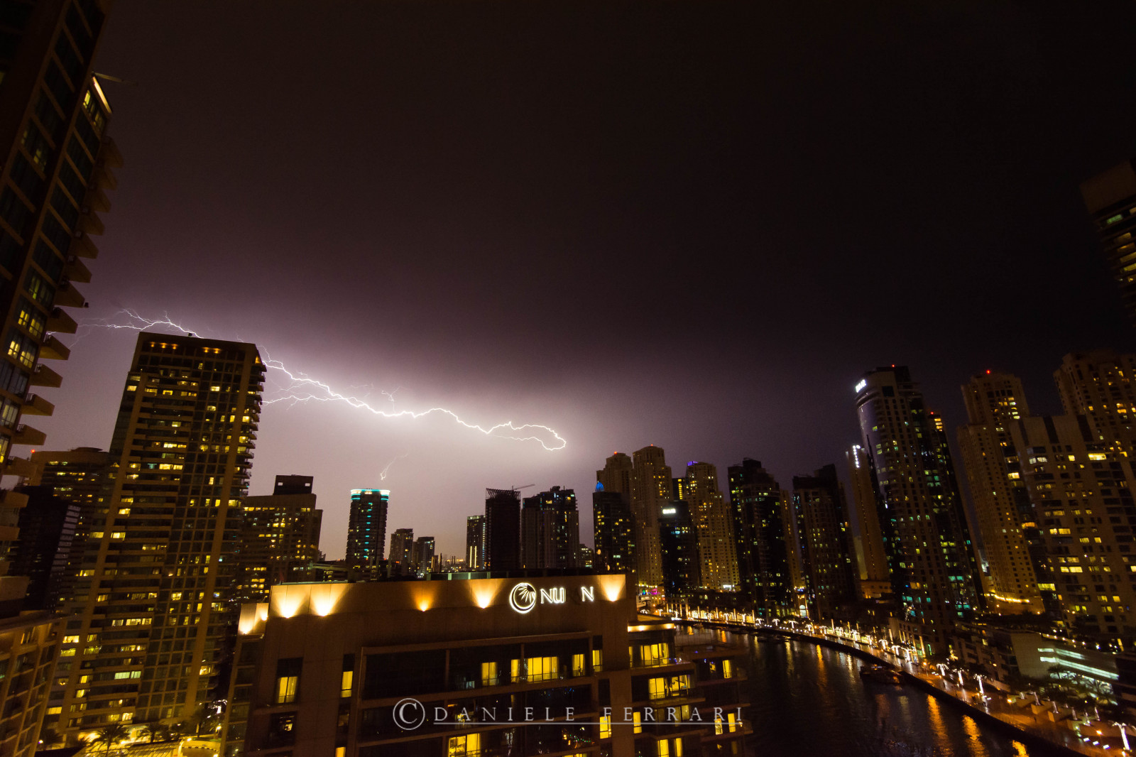 světla, město, panoráma města, noc, architektura, voda, budova, odraz, nebe, déšť, Blesk, panoráma, mrakodrap, večer, věž, atmosféra, soumrak, hrom, metropole, půlnoc, světlo, mrak, strom, centrum, náladový, odrazy, budovy, osvětlení, strašidelný, mrakodrapy, tma, uae, mezník, nero, notte, acqua, sera, během dne, Riflessi, hroudy, Pioggia, luci, urban area, počítač tapeta, Metropolitní oblast, panelový dům, palazzi, Dubai Marina, Fulmini, Saeta, Grattaceli