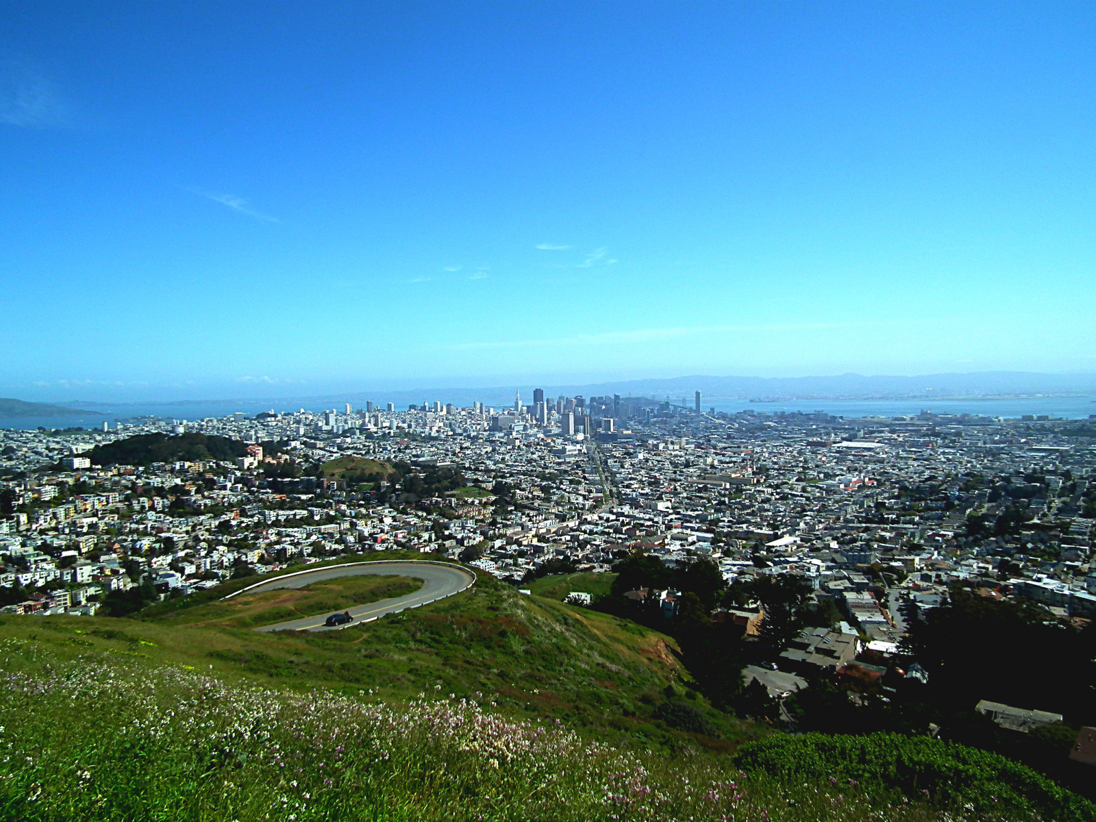 cielo, orizzonte, giorno, atmosfera della terra, collina, vista a volo d'uccello, paesaggio mount, fotografia aerea, campo, città, montanaro, collina stazione, area rurale, erba, sobborgo, nube, albero, montagna, prateria, pianura, paesaggio, abbattere, prato, altopiano, panorama, catena montuosa
