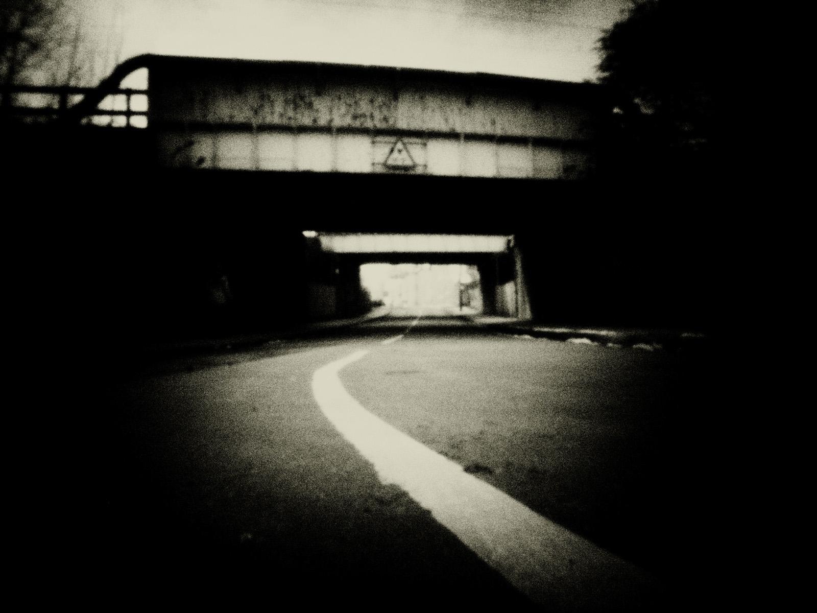 luce del sole, nero, monocromo, notte, riflessione, cielo, ombra, fotografia, atmosfera, Penna, asfalto, Liverpool, Olimpo, infrastruttura, angolo, leggero, oscurità, voglia di girovagare, istantanea, pinhole, bianco e nero, fotografia in bianco e nero, fenomeno, EP1, fotobananas, wanderlustcameras, pinwide, stock photography, fixed link