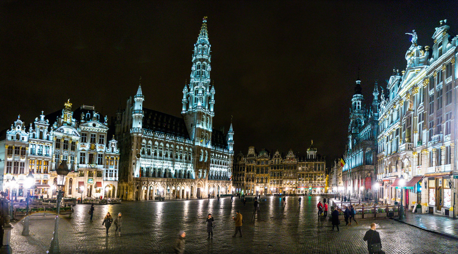 mezník, odraz, noc, metropole, město, město, vodní, turistická atrakce, panoráma města, náměstí, urban area, Metropolitní oblast, voda, věž, náměstí, Vánoční strom, nebe, spirála, večer, budova, strom, Vánoční osvětlení, fasáda, Cestovní ruch, vánoční dekorace