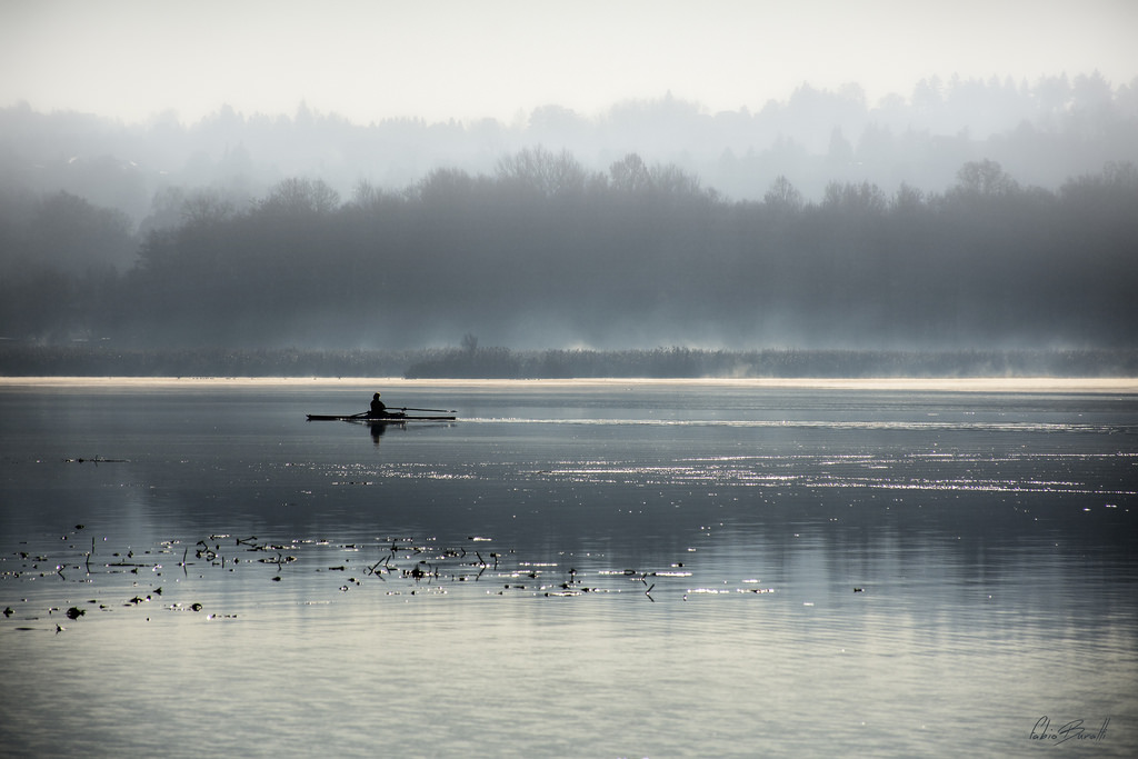 båd, hav, sø, vand, natur, kyst, afspejling, køretøj, solopgang, aften, morgen, tåge, flod, horisont, skumring, vådområde, lys, Sky, tåge, vejr, daggry, ocean, bølge, Jago, kano, natura, luce, Nebbia, mattino, atmosfærisk fænomen, atmosfære af jord, vand fugl, Canoa, fabiob74