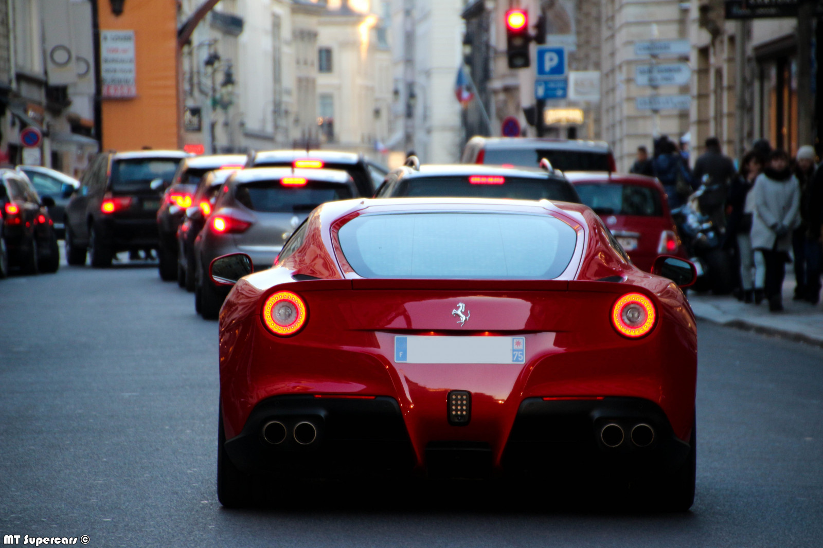 auto, Červené, vozidlo, Supercars, Paříž, sportovní auto, Ferrari, 2015, kupé, výkon auta, italština, F12, F12berlinetta, superauto, Berlinetta, pozemní vozidla, automobilového designu, automobil make, luxusní vůz, auto show, mtsupercars