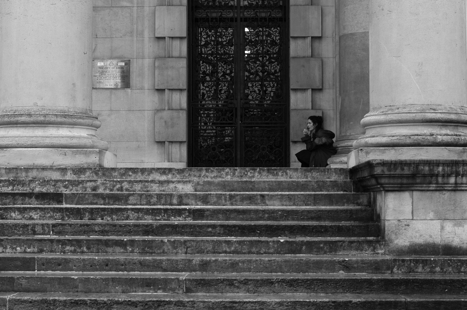 tempio, bianca, nero, monocromo, finestra, strada, seduta, parete, strada, fotografia, legna, casa, storia, statua, colonna, porta, le scale, cellulare, Yorkshire, Leeds, passaggi, mattone, bw, donna, mobile, fotografia, oscurità, conversazione, area urbana, bianco e nero, fotografia in bianco e nero, storia antica, film noir