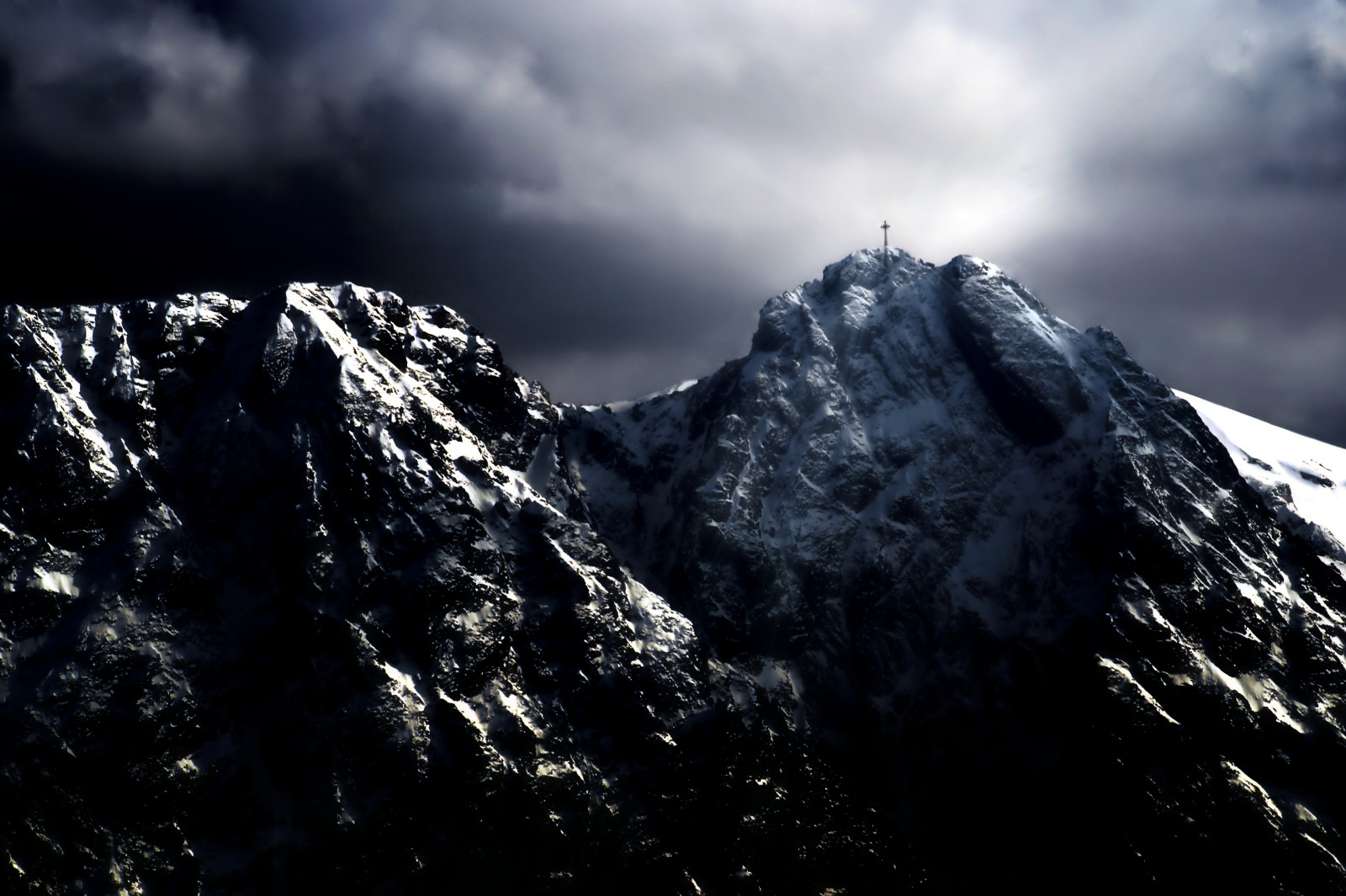 slunečnímu záření, hory, černobílý, temný, Skála, Příroda, odraz, nebe, sníh, modrý, přejít, Polsko, Alpy, vrcholek, Tatra, Sublimovat, hřbet, úzkost, světlo, majestátní, mrak, hora, počasí, aura, nebe, tma, božský, napětí, horských reliéf, landform, geologický fenomén, pohoří, prostředí, Giewont, tatramountains