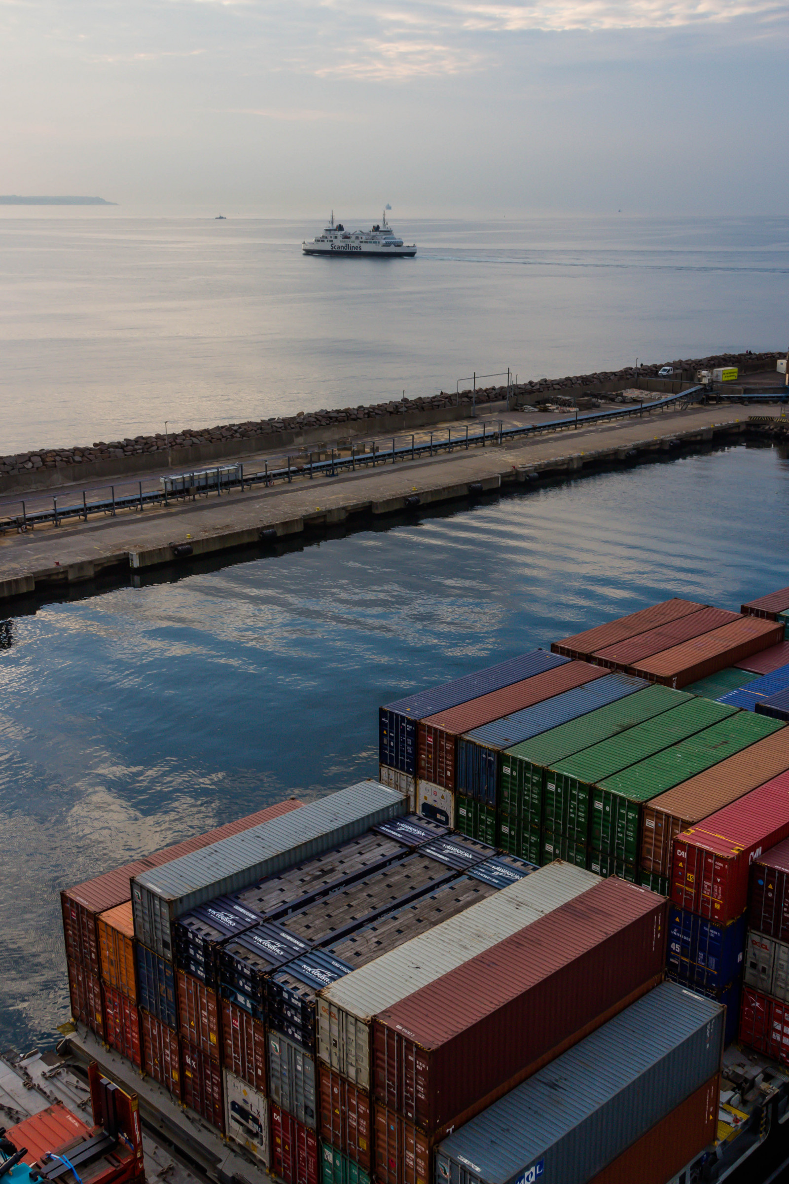 łódź, zachód słońca, morze, Pejzaż miejski, zatoka, odbicie, pojazd, sylwetka na tle nieba, wieczór, wieża, Wybrzeże, port, molo, dok, zmierzch, kontenerowiec, pojemnik, infrastruktura, ocean, Helsingborg, Port, Atak, Helsingborgshamn, Portofhelsingborg, obszar miejski, arteria wodna