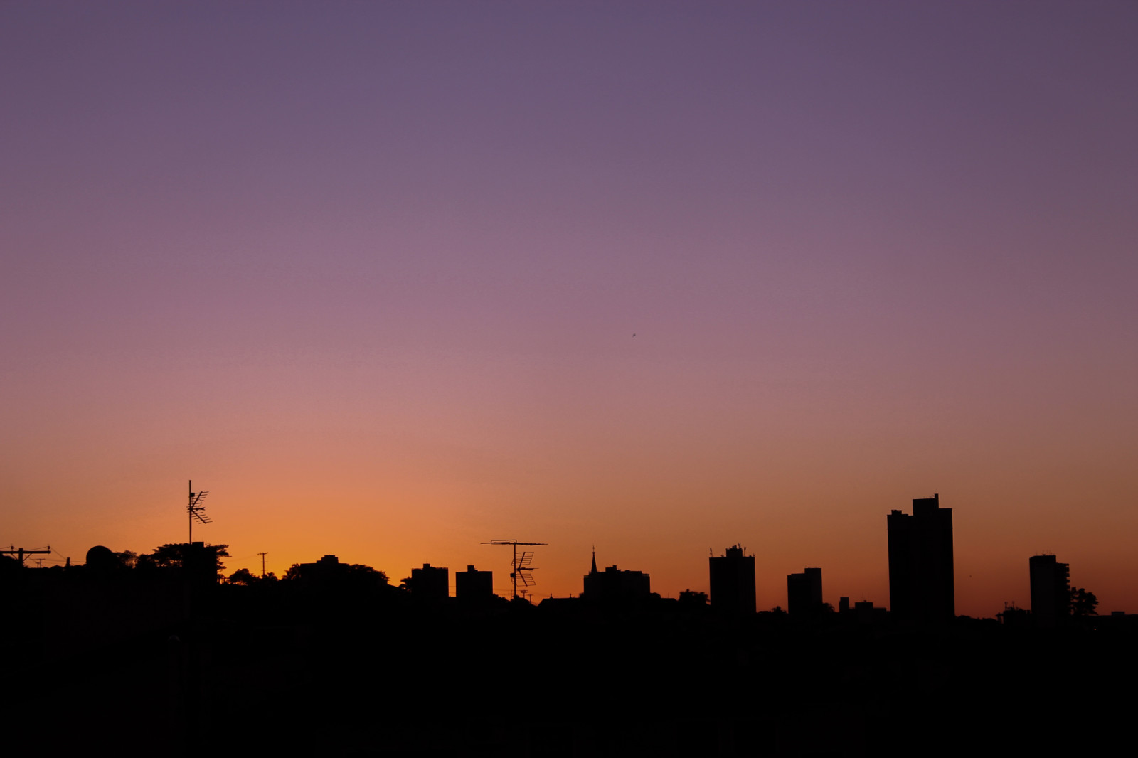 cielo, orizzonte, ultimi bagliori, città, alba, orizzonte, paesaggio urbano, tramonto, giorno, crepuscolo, metropoli, area metropolitana, Alba, mattina, atmosfera della terra, sera, atmosfera, cielo rosso al mattino, grattacielo, centro, silhouette, notte, calma, nube