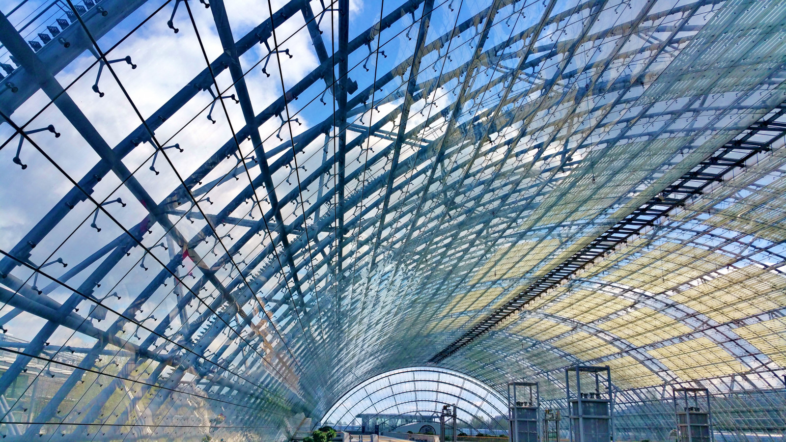 architettura, costruzione, cielo, simmetria, Germania, bicchiere, arco, metropoli, struttura, leipzig, deutschland, tetto, giorno, facciata, Messe, quartier generale, area urbana, attrazione turistica, area metropolitana, struttura esterna, illuminazione diurna, verre, sede centrale, votazione