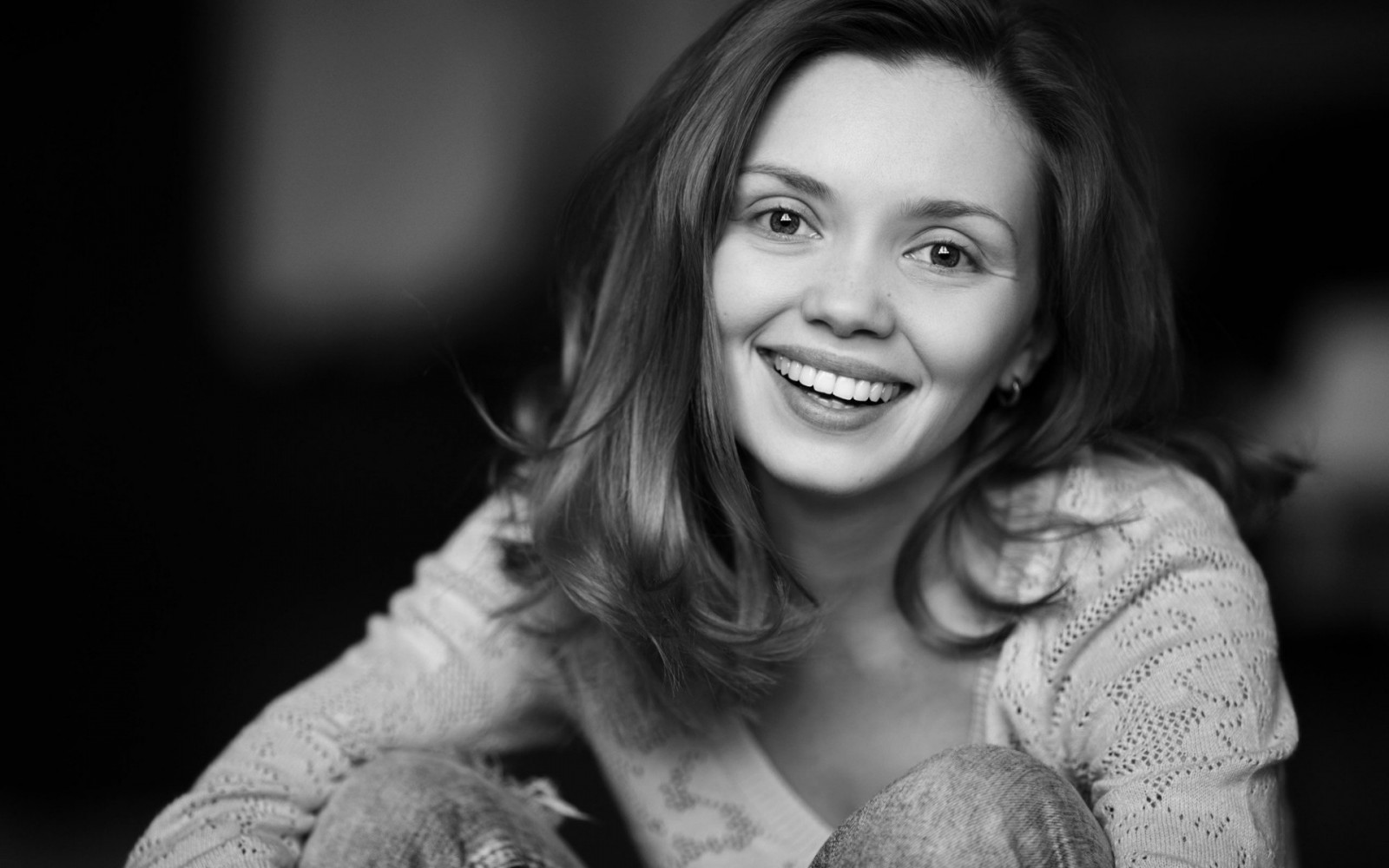 viso, bianca, nero, donne, monocromo, modello, ritratto, fotografia, sorridente, emozione, Persona, pelle, ragazza, bellezza, Sorriso, occhio, donna, signora, fotografia, bianco e nero, fotografia in bianco e nero, fotografia di ritratto, servizio fotografico, capelli castani, espressione facciale