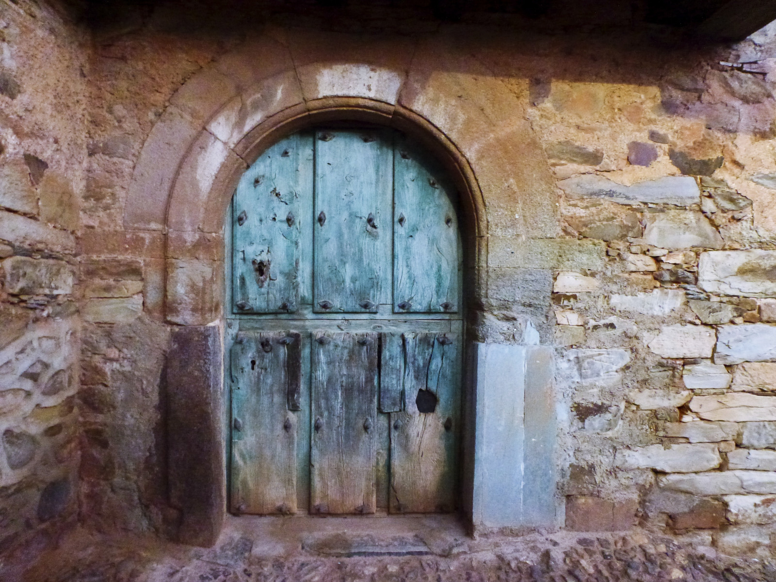 Las Puertas De Piedra En Español