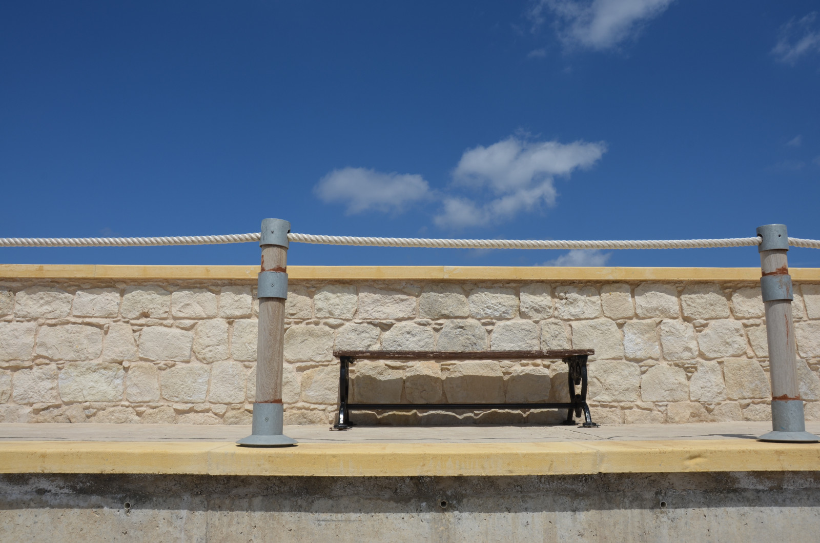 bygning, himmel, væg, blå, bænk, hegn, Cypern, gelænder, Sky, havet, blå himmel, tag, dagtimerne, facade, udendørs struktur, dagslys, HBM, baluster, Latchi, guard rail