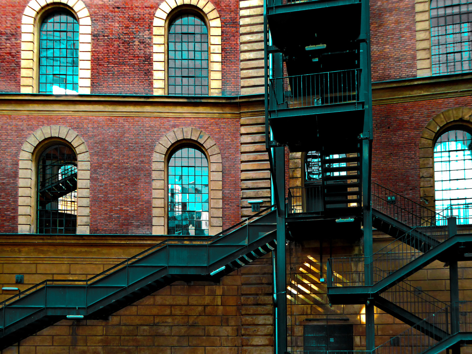 trappe, stiegen, udendørs, wien, Wien, rejse, farve, grøn, lys, licht, afspejling, reflektion, arkitektur, skygge, Schatten, Fenster, vindue, firestairs, linescurves, reflexos, fotografering, Linien, linje, rød, farve