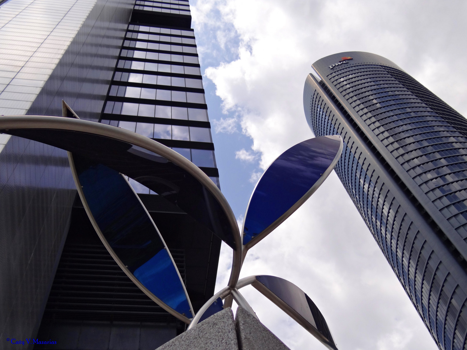 คน, สถาปัตยกรรม, อารมณ์ขัน, การสะท้อน, สมมาตร, ตึกระฟ้า, สีน้ำเงิน, สเปน, เพื่อน, รูปร่าง, วันหยุดสุดสัปดาห์, ทักทาย, สถานที่สำคัญ, ซุ้ม, Amigos, หลายสี, callesdemadrid, monumentosdemadrid, Reflejos, espana, บรรยากาศของโลก, descanso, เสรีภาพ, comunidaddemadrid, o พิเศษ, Bromas, demadridalcielo, Findesemana, gentedemadrid, ilovemadrid, ในประเทศสเปน, noalaviolencia, peopleinmadrid, seeninmadrid, ความอดทน, amomadrid, กระเจี๊ยบแดง a