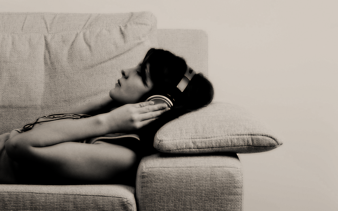 hvid, sort, Kvinder, monokrom, model, portræt, elsker, sidder, fotografering, hovedtelefoner, emotion, Person, pige, skønhed, kvinde, hånd, ben, fotografi, Følelse, sort og hvid, monokrom fotografering, humane positioner, portrætfotografering, Photo shoot, nøgenmodel, menneskelige legeme, interaktion