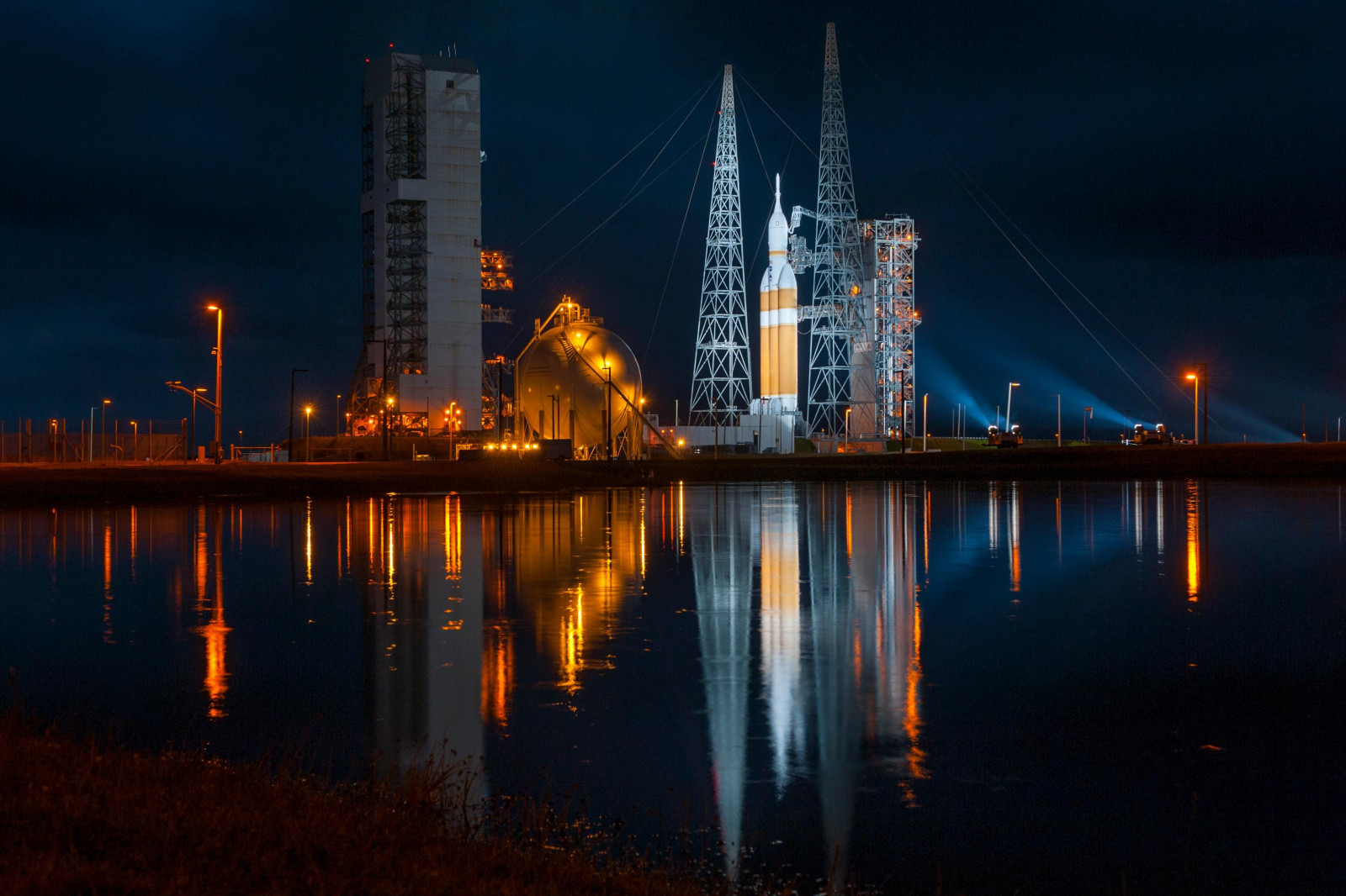 město, panoráma města, noc, jezero, voda, NASA, prostor, odraz, panoráma, mrakodrap, večer, horizont, soumrak, raketa, Zahájení, světlo, svítání, tma, mezník, lidské osídlení