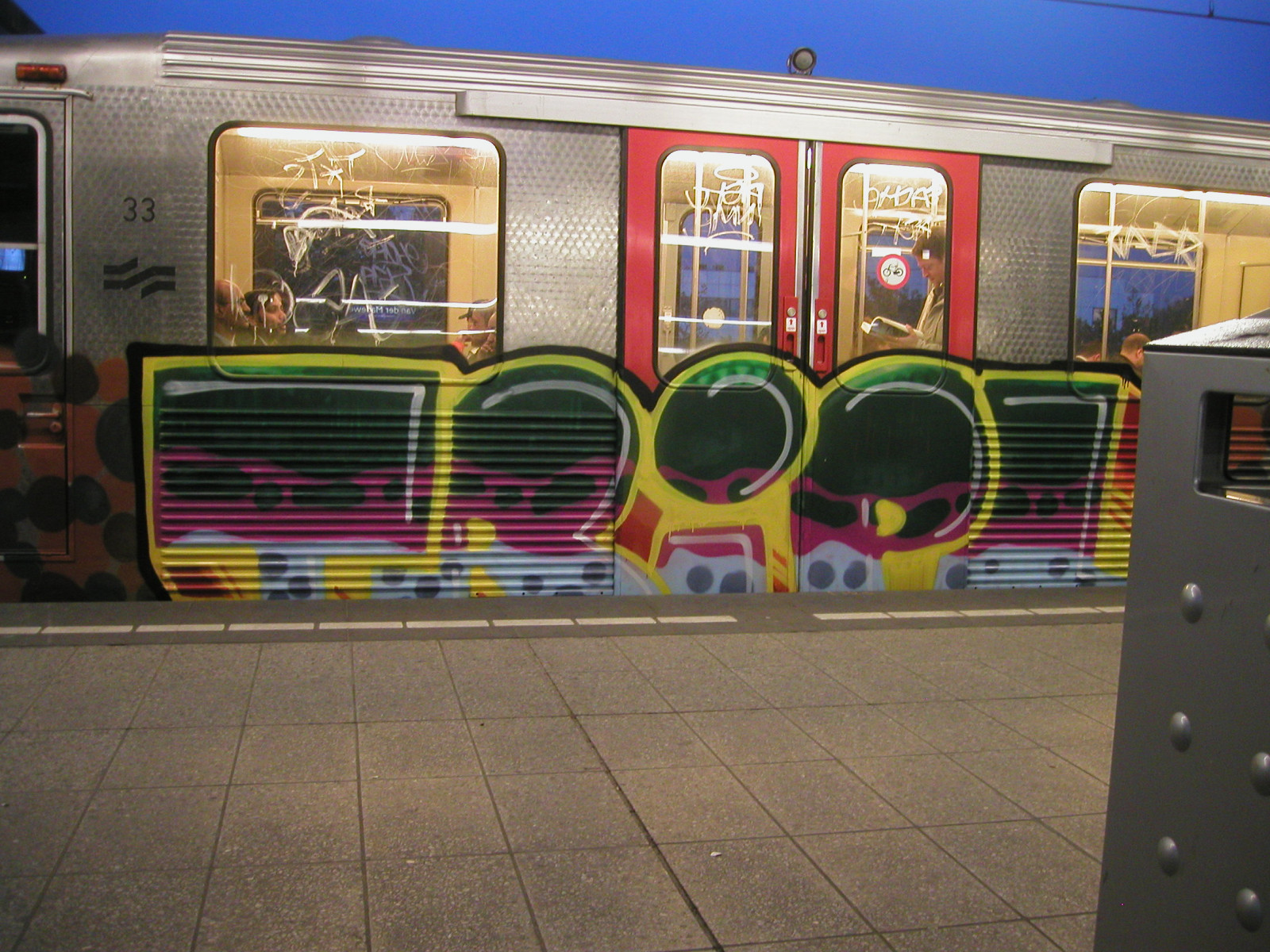 ดวงจันทร์, หิน, นรก, กราฟฟิตี, ศิลปะบนท้องถนน, อุโมงค์, อัมสเตอร์ดัม, รถไฟใต้ดิน, รถไฟใต้ดิน, เจค, ภาพจิตรกรรมฝาผนัง, คอนกรีต, Luigi, MG, EvoL, ศิลปะ, 2007, 2549, สถานี, ลาน, บรรทัด, นักท่องเที่ยว, ผนัง, Moen, graff, พร้อม, ชื่อเสียง, โซดา, การขนส่งสาธารณะ, เหมือนกัน, dsk, ld, trots, Mie, ฮิต, roger, ถั่ว, ชาวบ้าน, โศกนาฏกรรม, eps, จอมปลวก, sier, Banos, Trane, ไซน์, layup, ปั่น, kwalifik, whel, dexa, polos, dins, rebok, ลดลง, tripl, Zaher, aods, pagz