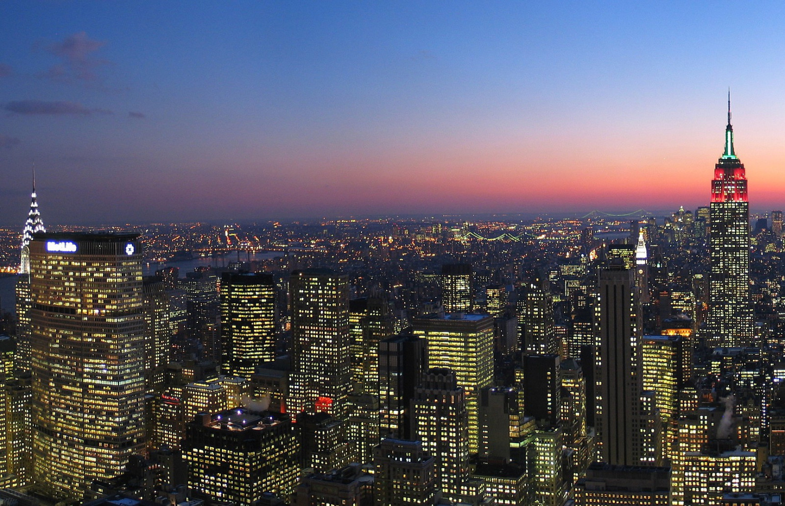 Beleuchtung, Sonnenuntergang, Stadt, Stadtbild, Nacht-, Himmel, Skyline, Wolkenkratzer, Abend, Turm, New York City, Horizont, Panorama, Lichter der Stadt, Dämmerung, Metropole, rein, Innenstadt, Stadtgebiet, Atmosphäre der Erde, Metropolregion, menschliche Siedlung, geographische Eigenschaft, Turmblock, Luftaufnahmen