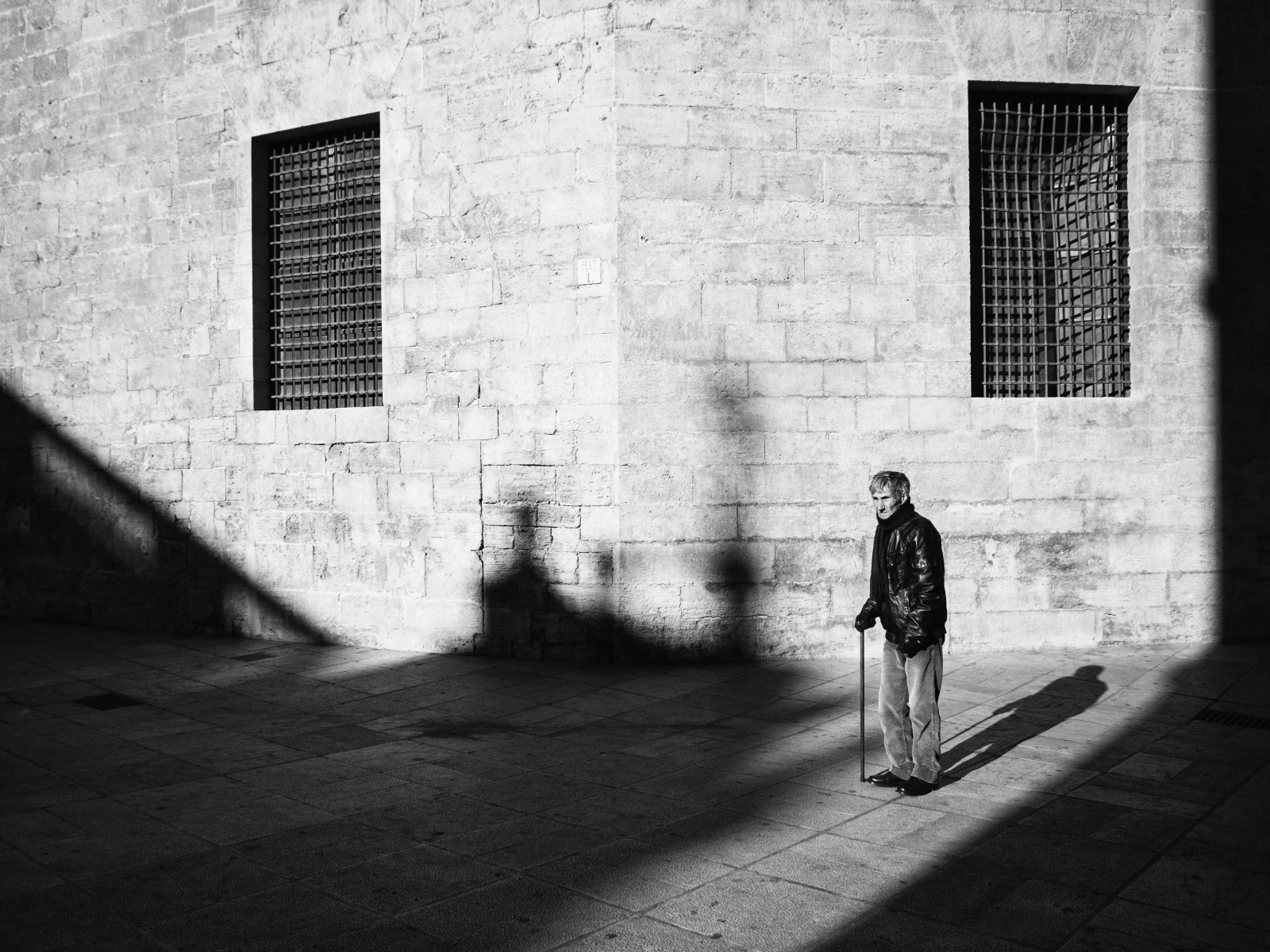 mennesker, hvid, sort, monokrom, gade, skygge, vej, fotografering, infrastruktur, valencia, lys, farve, skygger, mand, streetphoto, form, fotografi, mørke, streetphotography, billede, unoforever, calle, gente, spmonochrome, Fotografia, øjebliksbillede, Sombras, hombre, sort og hvid, monokrom fotografering, film noir