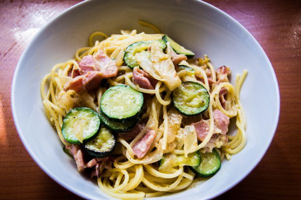 carbonara,spaghetti,sauce,meat,vegetables