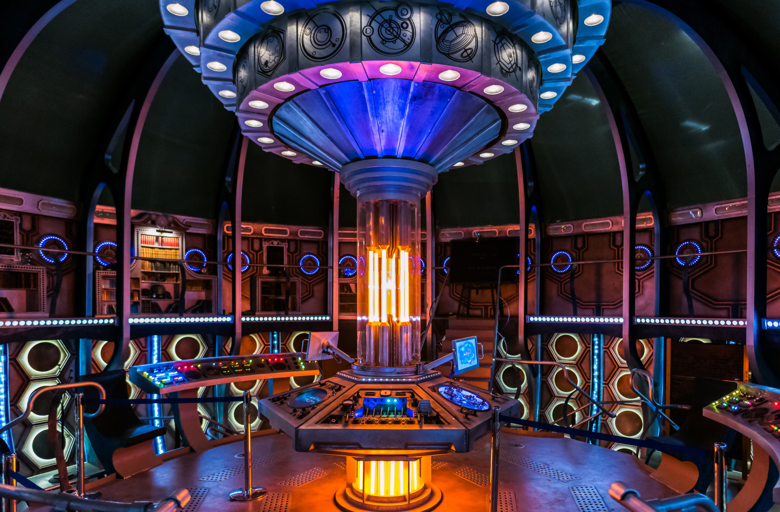 světla, noc, architektura, budova, park, nachový, Věda, televize, Studio, TARDIS, BBC, kolotoč, soubor, veletrh, Wales, utěšit, Cardiff, světlo, osvětlení, zábava, krytý, fáze, rekreace, scifi, turistická atrakce, zábavní park, zábavní jízda, kdo, doktor, televize