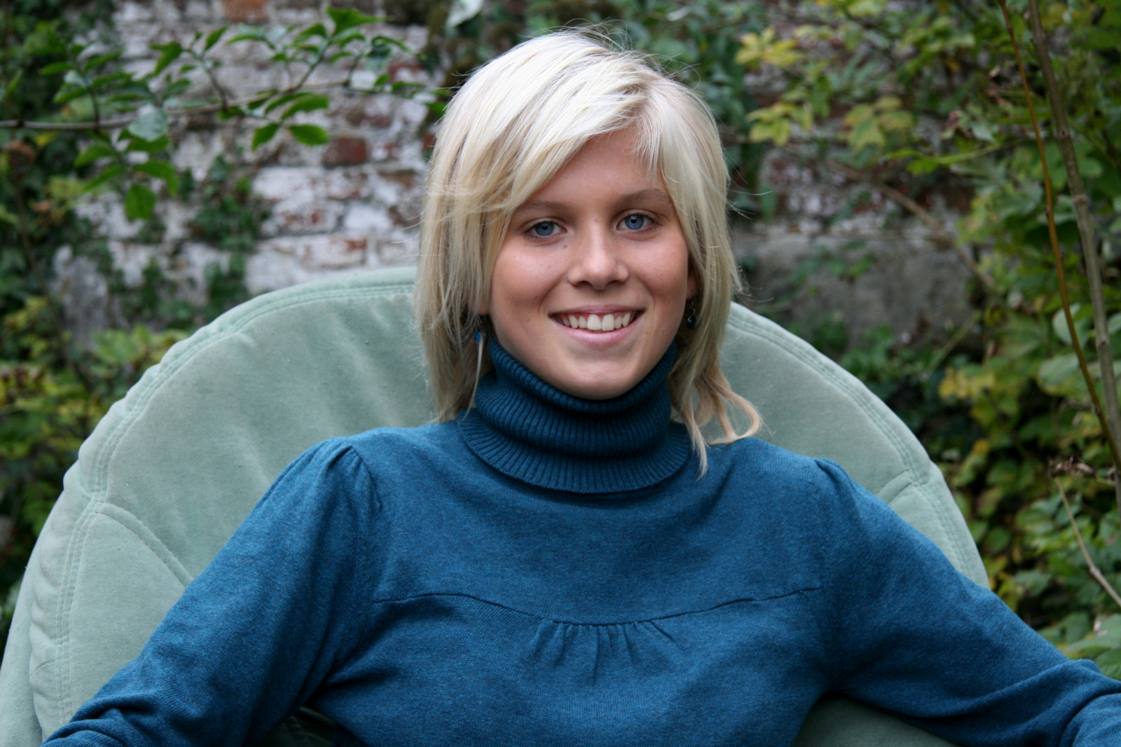 vlasy, modrý, tvář, mimika, Osoba, člověk barva vlasů, krása, usměj se, blond, emoce, oko, dívka, rostlina, strom, tráva, portrét, sedící, zábava, portrétní fotografie