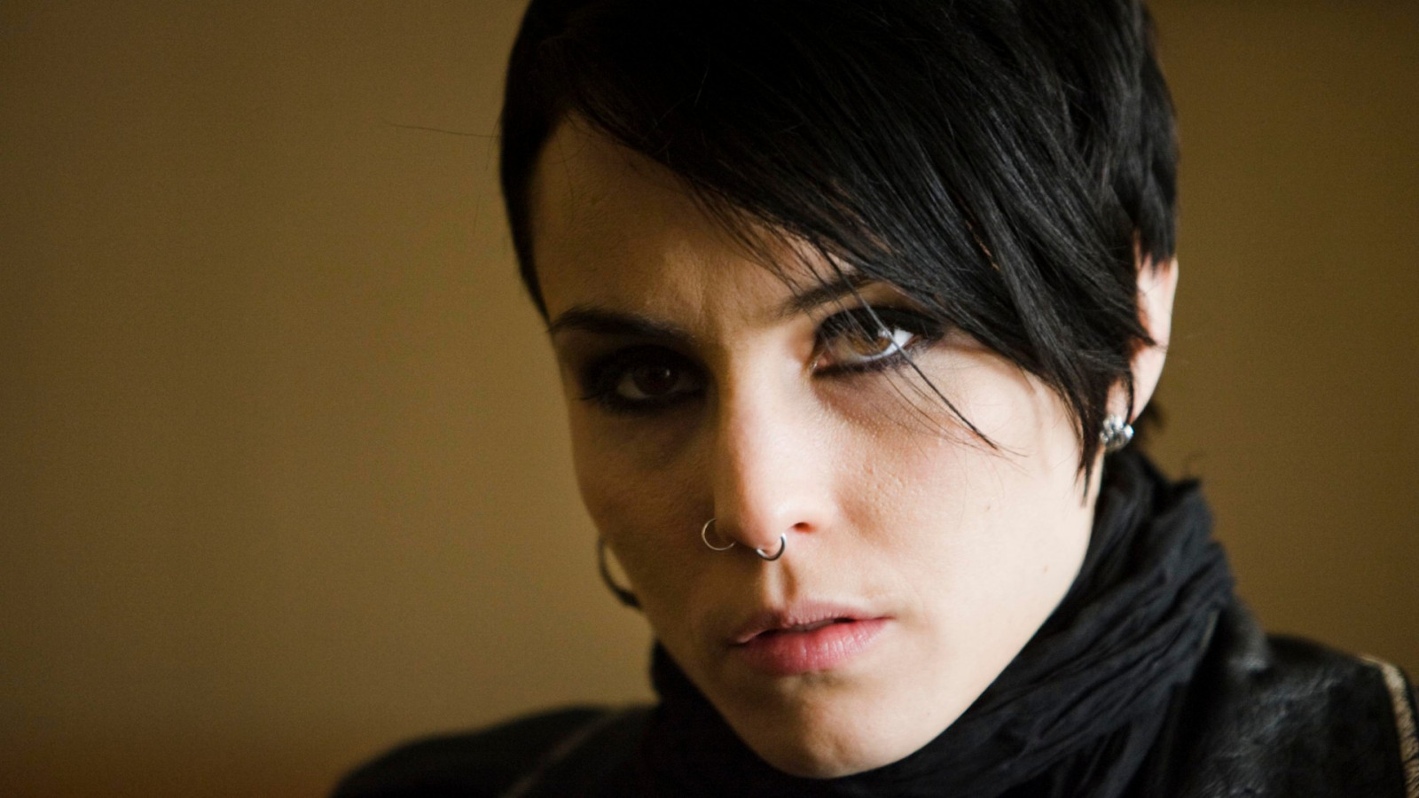 Gesicht, schwarz, Modell-, Porträt, kurzes Haar, Brille, Fotografie, schwarzes Haar, braune Augen, dunkles Haar, Piercing, Haar, Emotion, Person, Haut, Noomi Rapace, Kopf, Das Mädchen mit dem Dragon Tattoo, Farbe, Mädchen, Schönheit, Lächeln, Auge, Frau, Dame, Dunkelheit, Frisur, Portraitfotografie, Fotoshooting, braune Haare, Gesichtsausdruck, Organ, Nahansicht