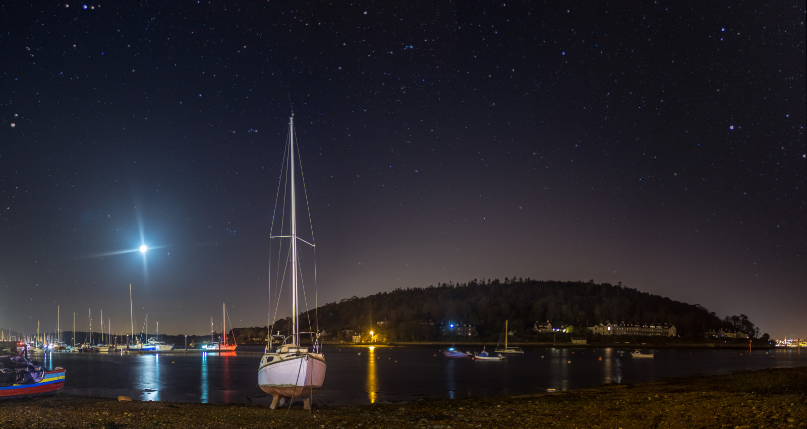 nebe, Příroda, noc, tělo z vody, voda, atmosféra, vodní, Atmosféra Země, odraz, jev, osvětlení, řeka, večer, tma, vesmír, fixed link, panoráma města, most, strom, hvězda, Země, město, krajina, energie, horizont, půlnoc, vítr, astronomický objekt, astronomie, prostor, metropole