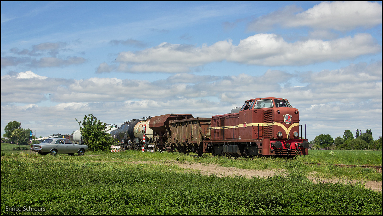 krajina, kopec, tráva, nebe, vozidlo, pole, vlak, železnice, hospodařit, Kánon, Nizozemí, 2015, doprava, náklad, lokomotiva, Opel, 1967, mrak, strom, lučina, rostlina, dráha, prostý, 600D, eos, nederland, já, vysočina, prérie, smět, venkov, pozemní vozidla, ns, železniční doprava, kolejová vozidla, železniční vůz, zug, trein, stopa zvěře, ekoregion, Spoorwegen, Nederlandse, goederen, hemelvaartsdag, Stoomtrein, 2400, VSM, 2530, Maatschappij, rekort, veluwsche